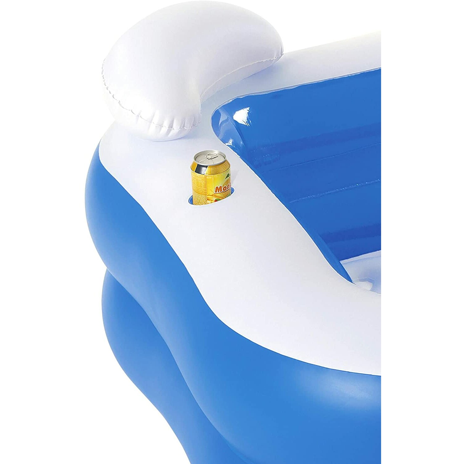 Ein aufblasbarer Pool mit blauen und weißen Abschnitten und eine Bierdose in einem Halter.