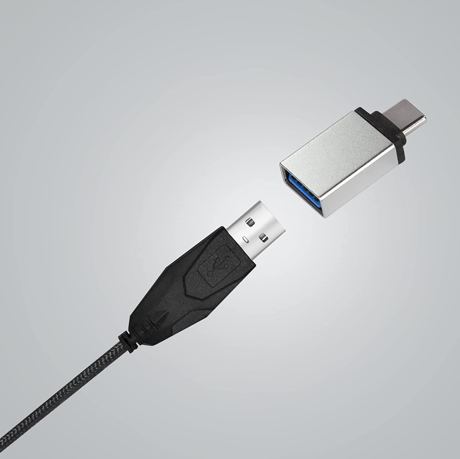 USB-C-zu-USB-A-Adapter. Das Kabel ist schwarz, der Adapter silber und blau.
