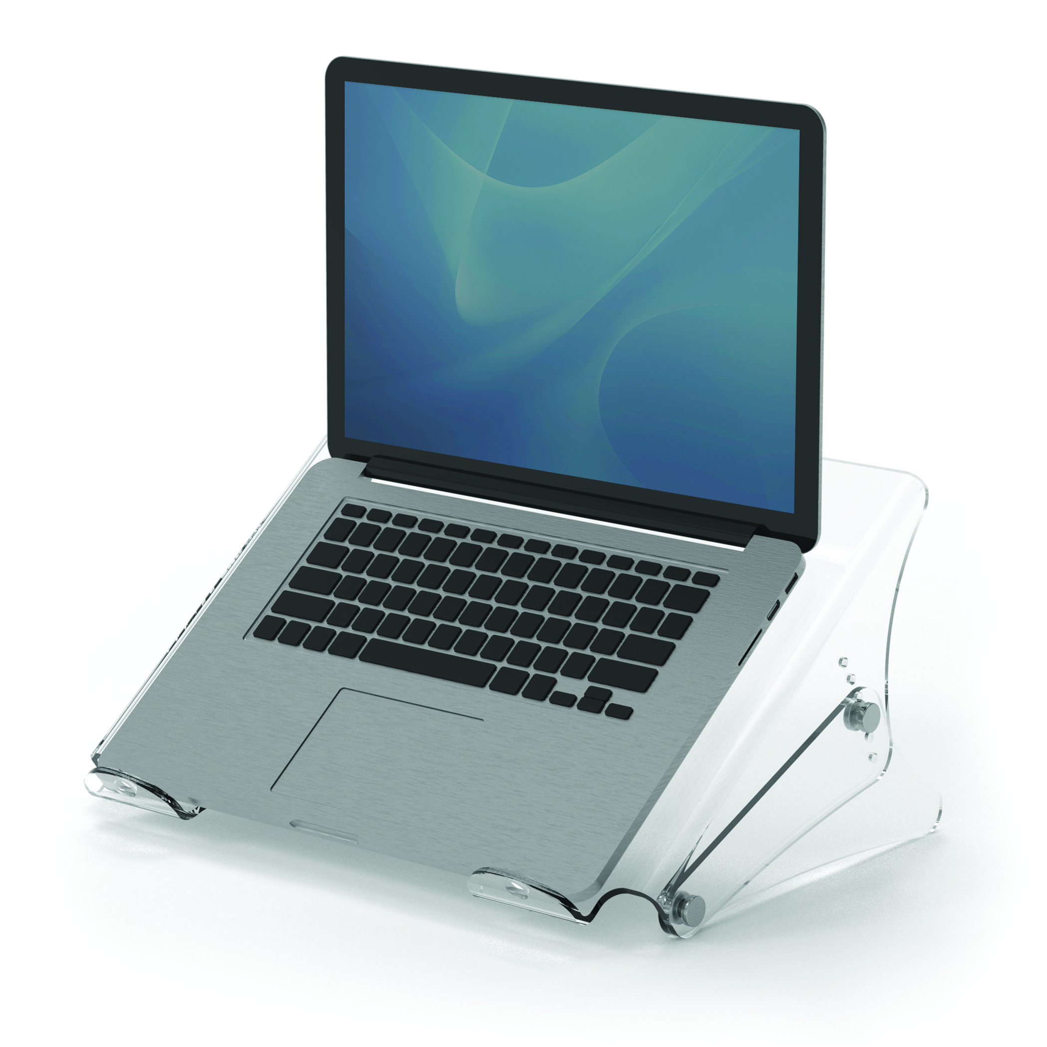 Laptop na przezroczystym plastikowym stojaku, pochylony do oglądania. Białe tło.