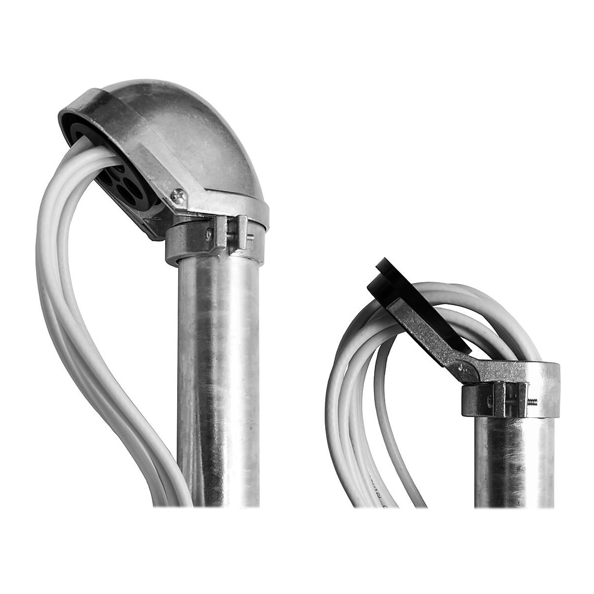 Metallrohre, die weiße Kabel verbinden. Die Kabel verlaufen um die Metallvorrichtungen herum.