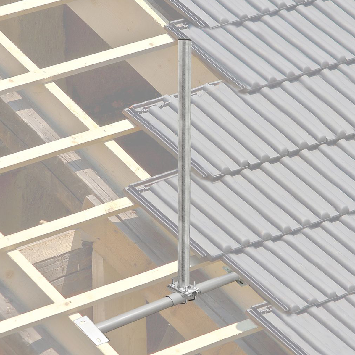 Eine Metallantenne, die auf einem Dach installiert und von Holzbalken getragen wird.