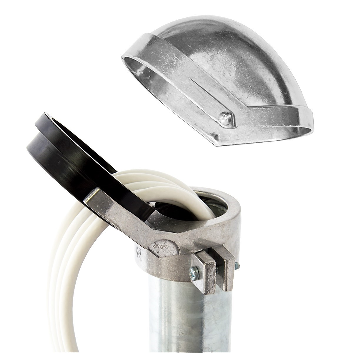 Metall-Elektrokasten mit Drähten, Deckel offen, vor weißem Hintergrund, Nahaufnahme.