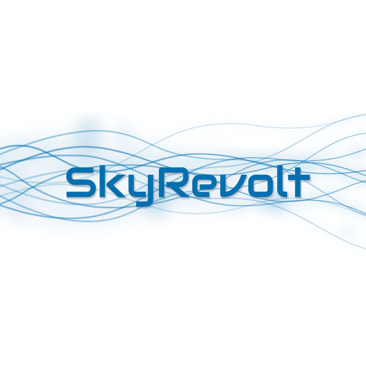 Blauer 'SkyRevolt'-Text auf weißem Hintergrund mit fließenden blauen, geschwungenen Linien.