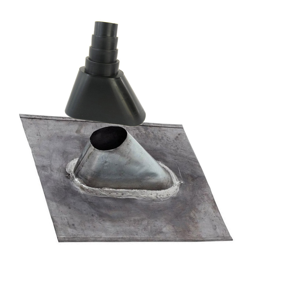 Ein Sanitärteil mit einem schwarzen konischen Fitting auf einer quadratischen Metallplatte, isoliert auf Weiß.