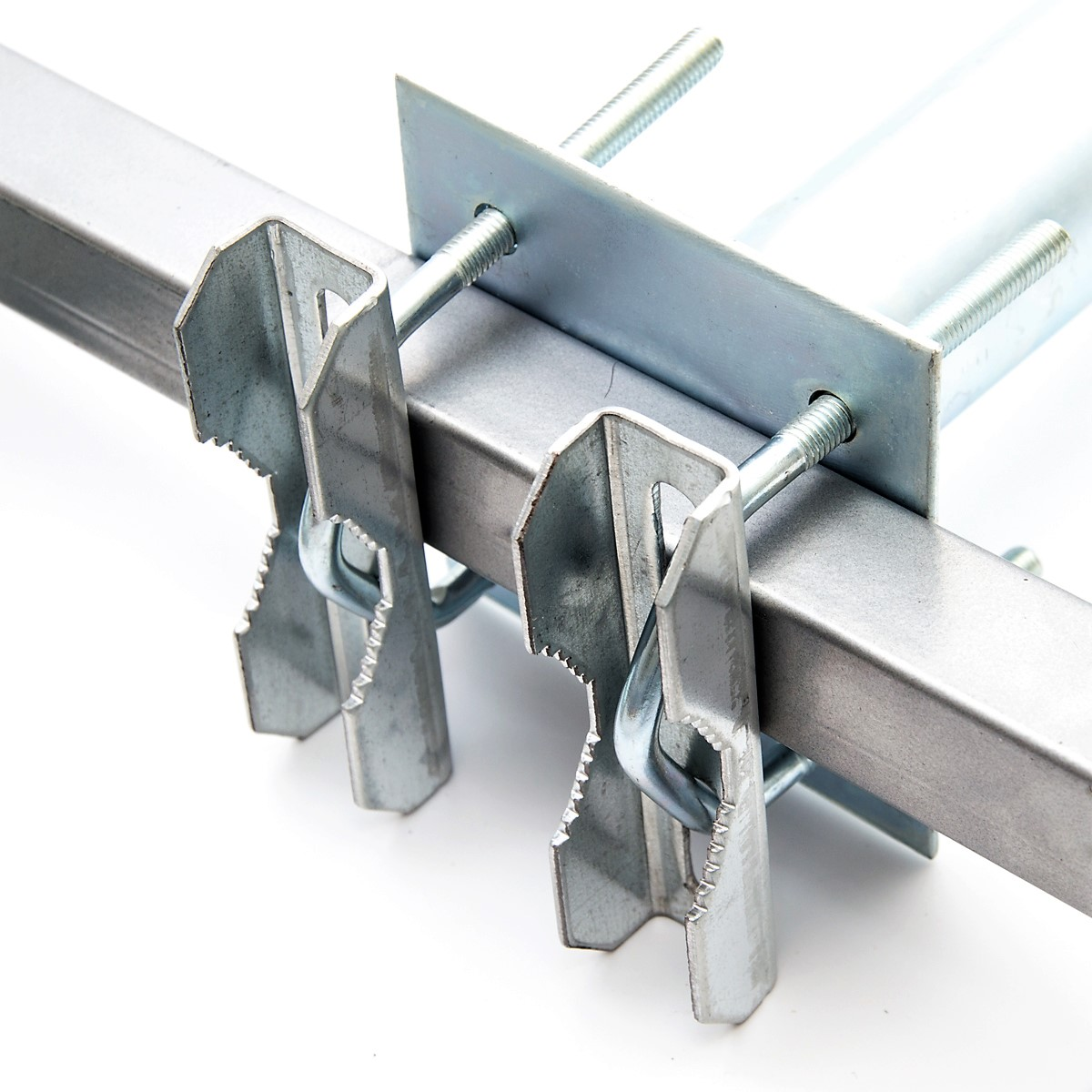 Nahaufnahme von Metallhalterungen, die eine Struktur mit Bolzen sichern.