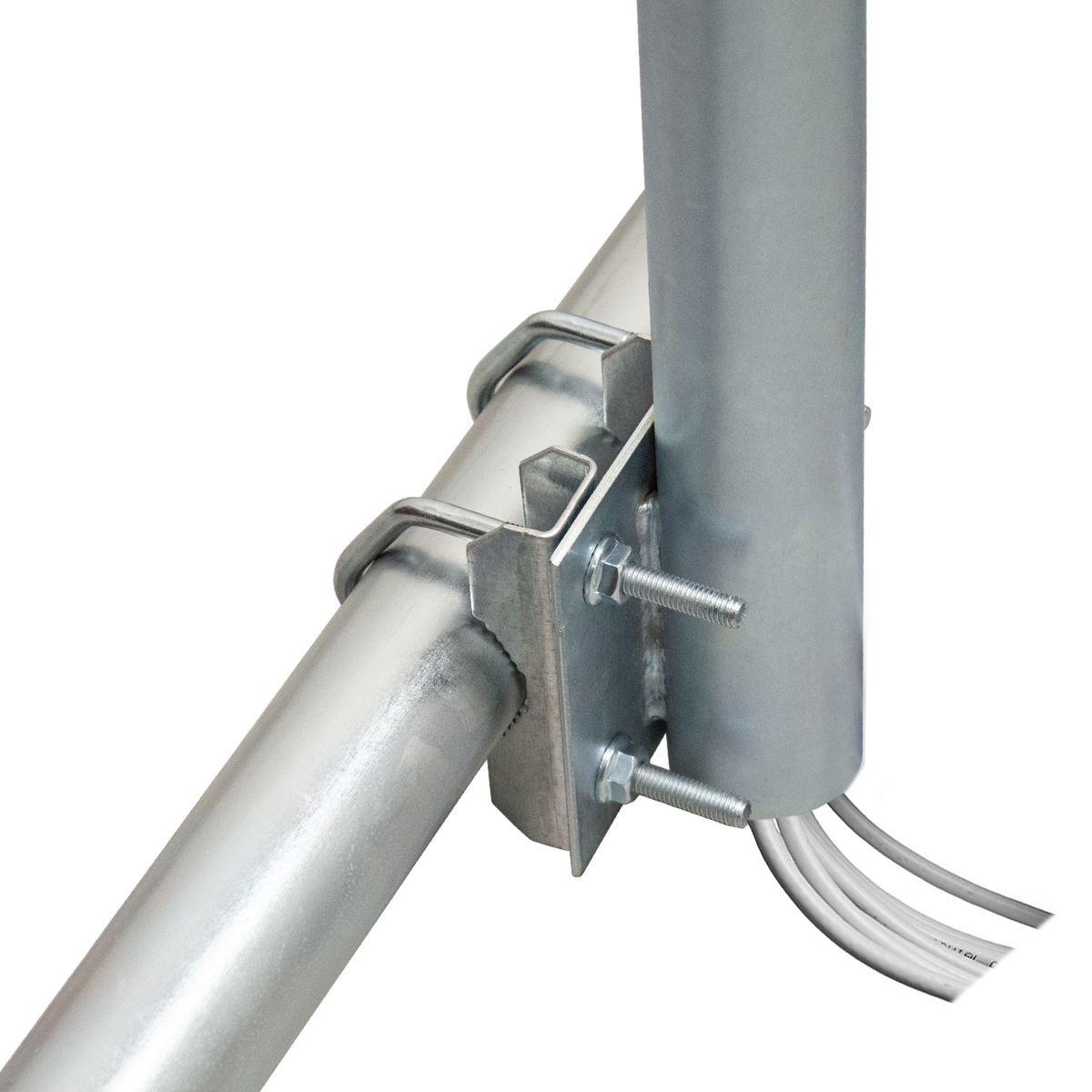 Metallhalterungen und Rohre miteinander verbunden. Weißer Hintergrund.