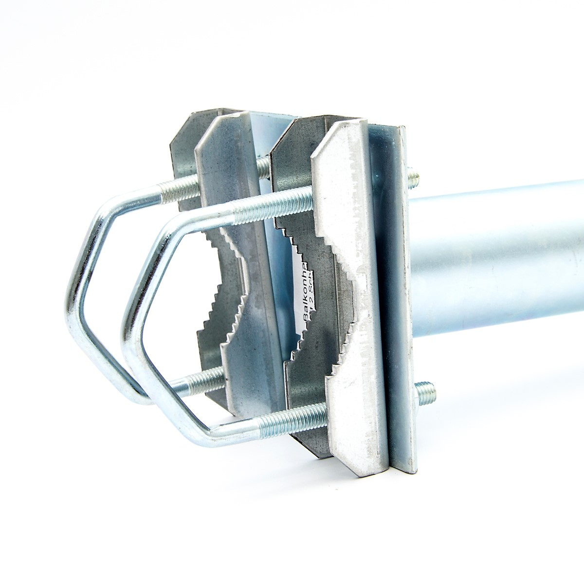 Eine Metallklemmbaugruppe mit Schrauben und einem Rohr auf einer weißen Oberfläche.