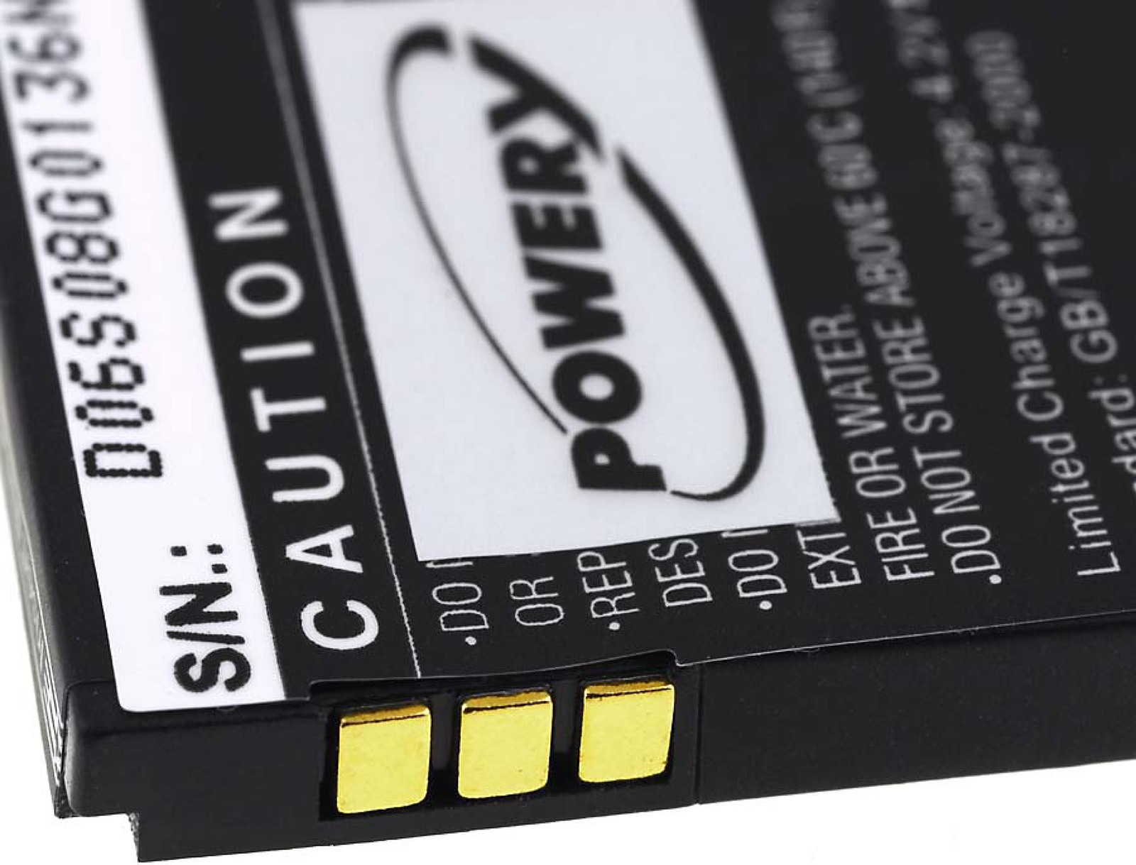 Nahaufnahme einer Batterie. Schwarz und Gold. Warnhinweise. Weißer Hintergrund.