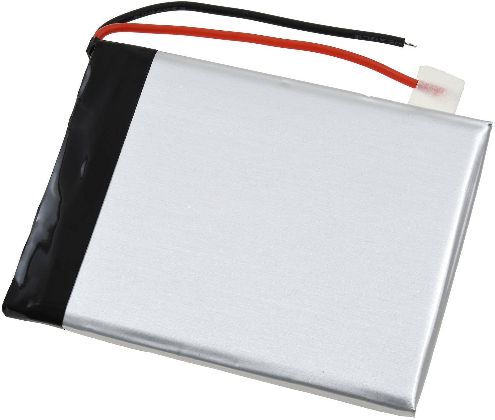Silberne Batterie mit schwarzen und roten Drähten und einem weißen Stecker. Weißer Hintergrund.