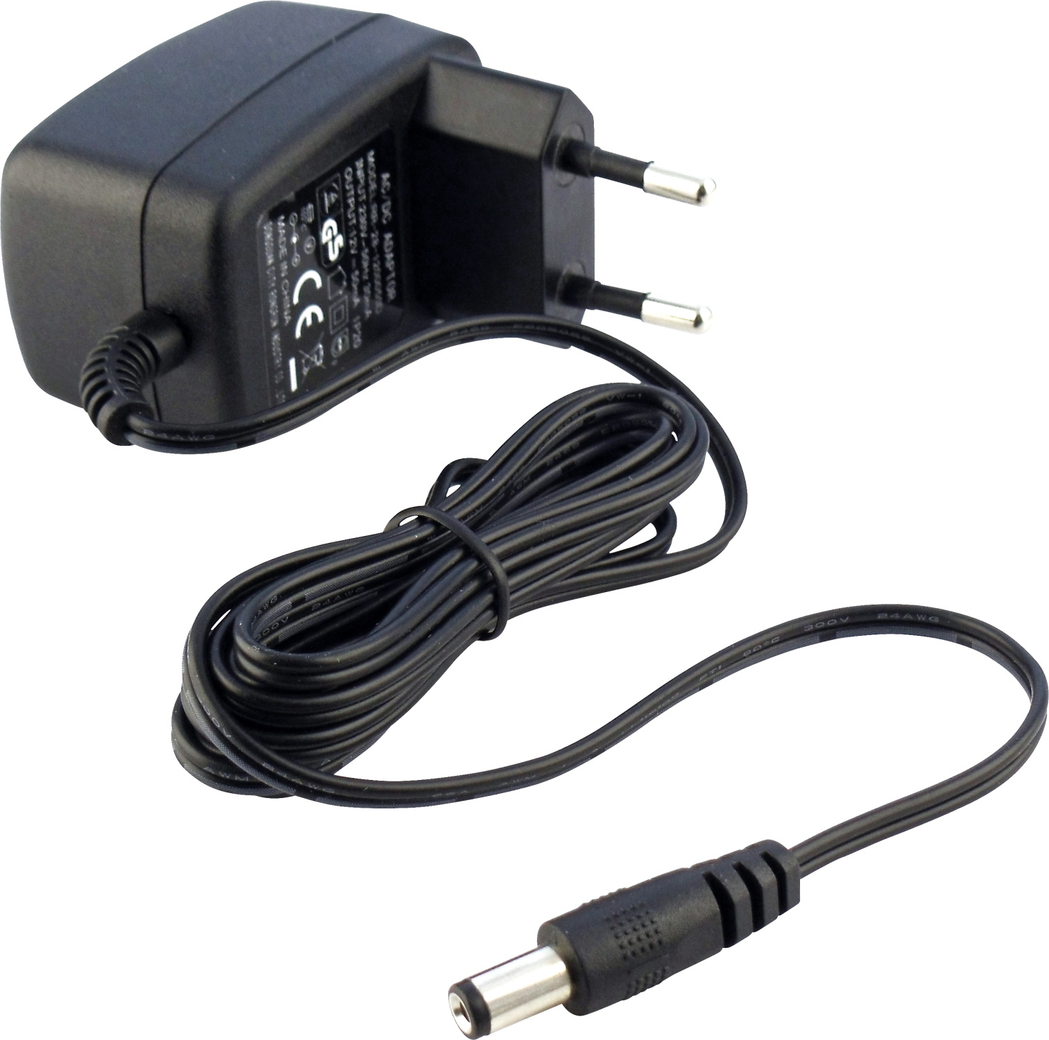 Ein schwarzes Netzteil mit Kabel und Zweipolstecker, isoliert auf weißem Hintergrund.