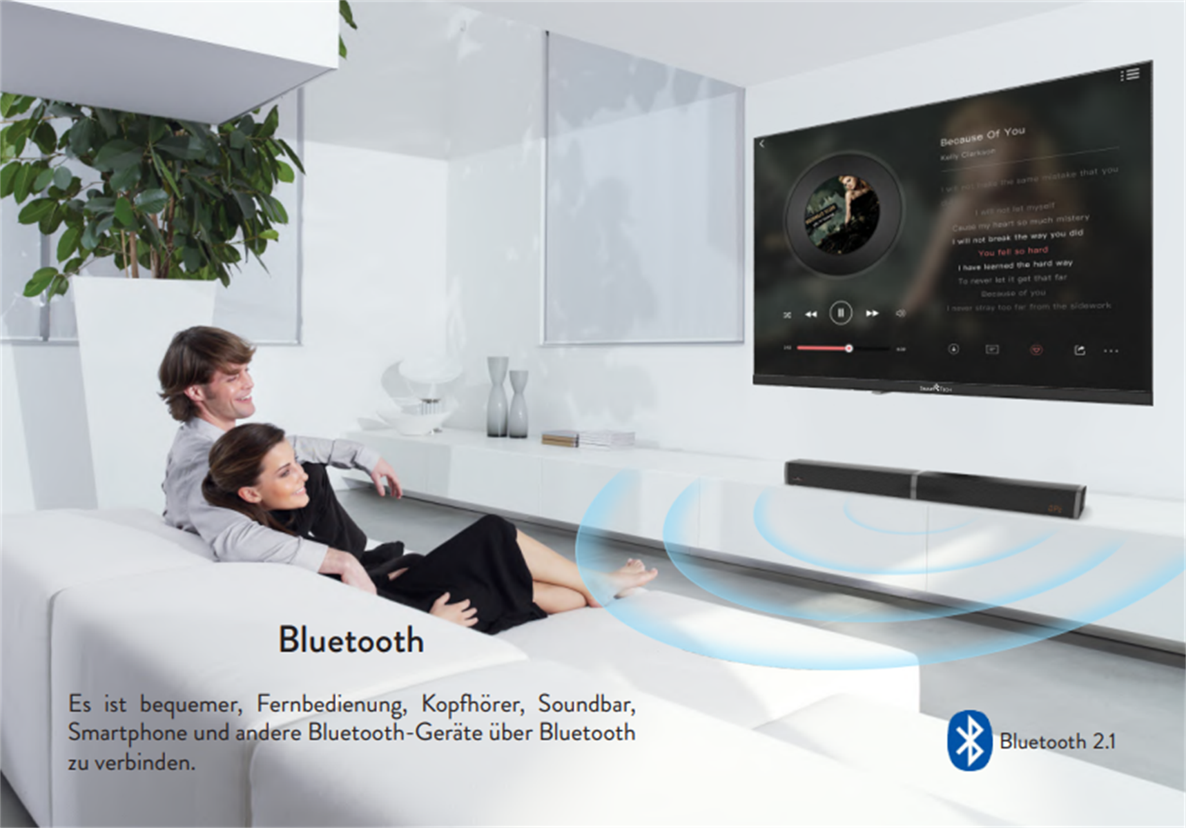 Paar auf einem Sofa, schaut fern mit einer Soundbar. Bluetooth-Symbol rechts.