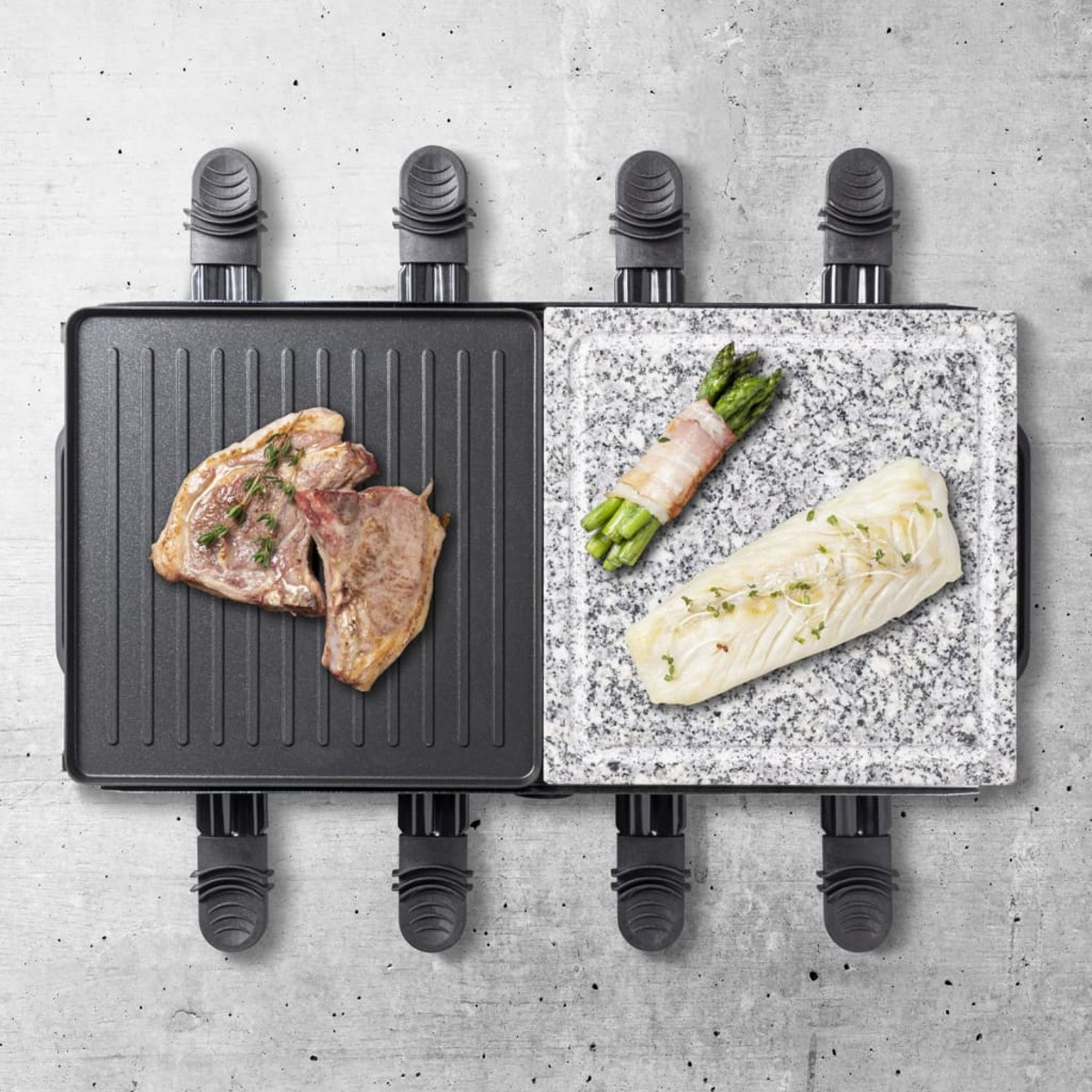 Grill z mięsem, szparagami w boczku i rybą. Szare tło.