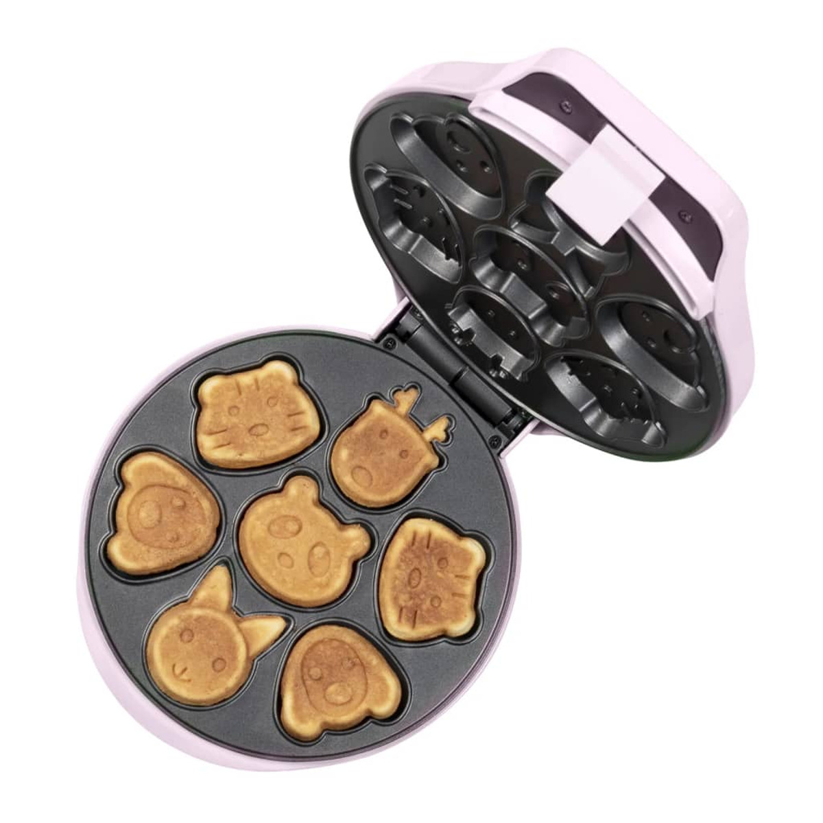 Una macchina per waffle rosa aperta con waffle a forma di animali.