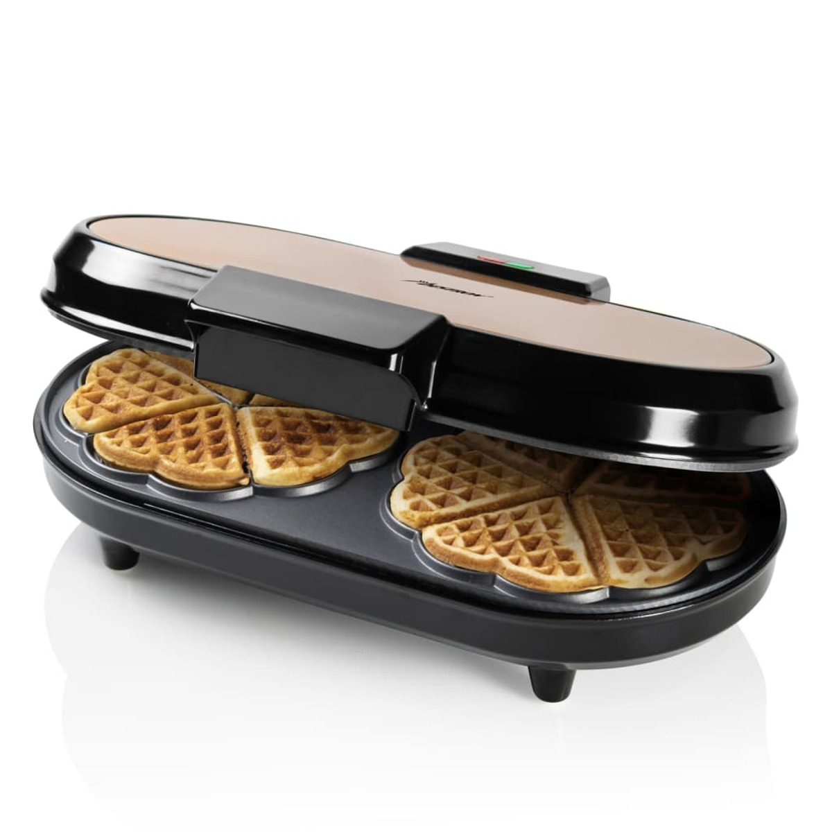 Macchina per waffle con waffle all'interno, aperta. Nero e bronzo.