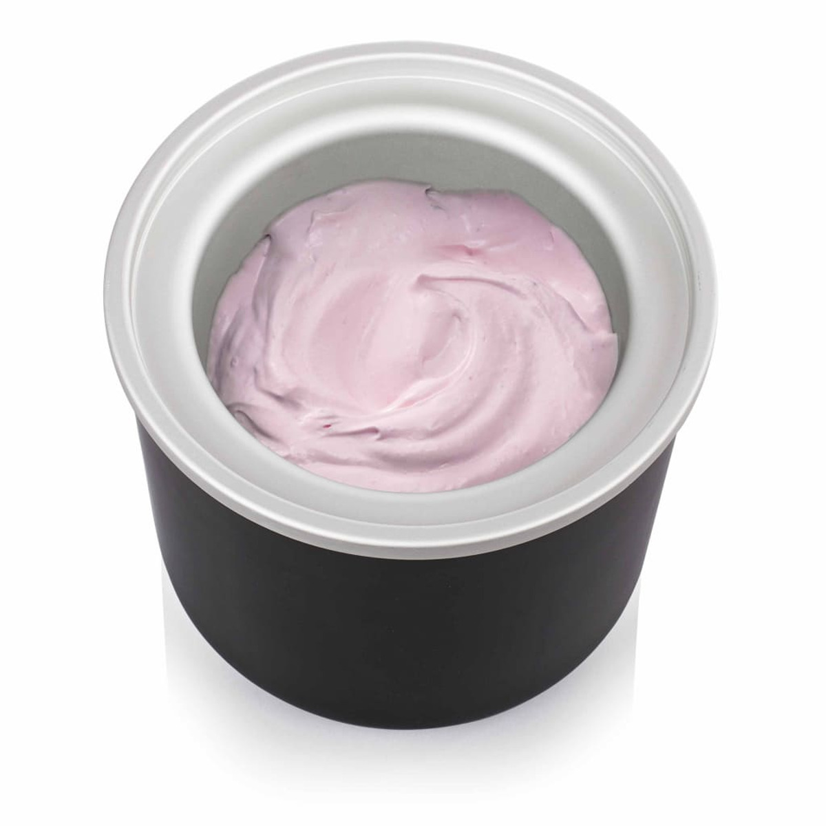 Różowe lody w czarnym pojemniku z białym obrzeżem. Na białym tle.