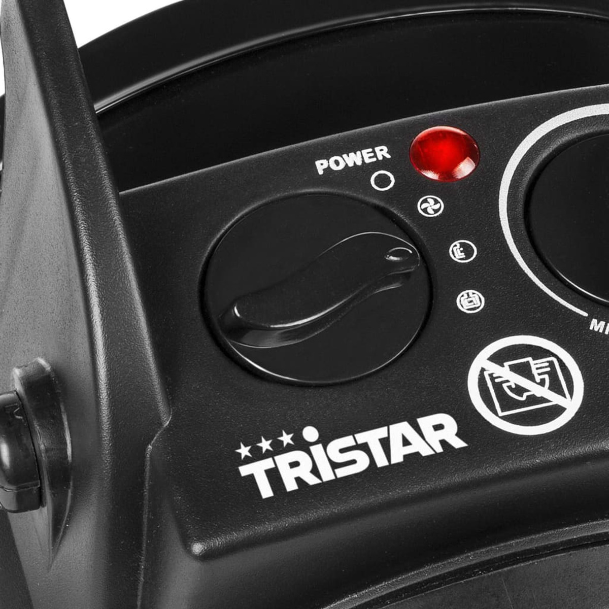 Close-up van het zwarte bedieningspaneel van de kachel. Het Tristar-logo is zichtbaar.