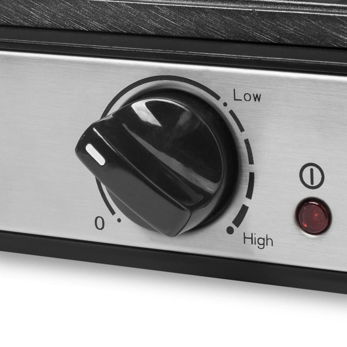 Zbliżenie panelu sterowania z pokrętłem i czerwoną lampką zasilania.