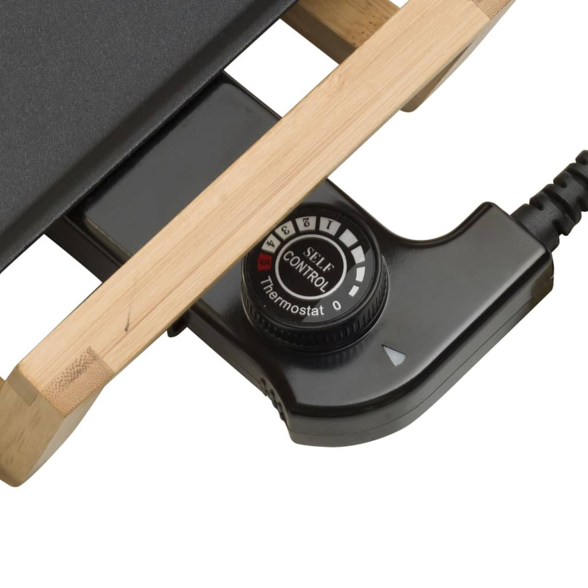 Primo piano del pannello di controllo di una piastra nera con termostato. Il pannello è su un telaio di legno.