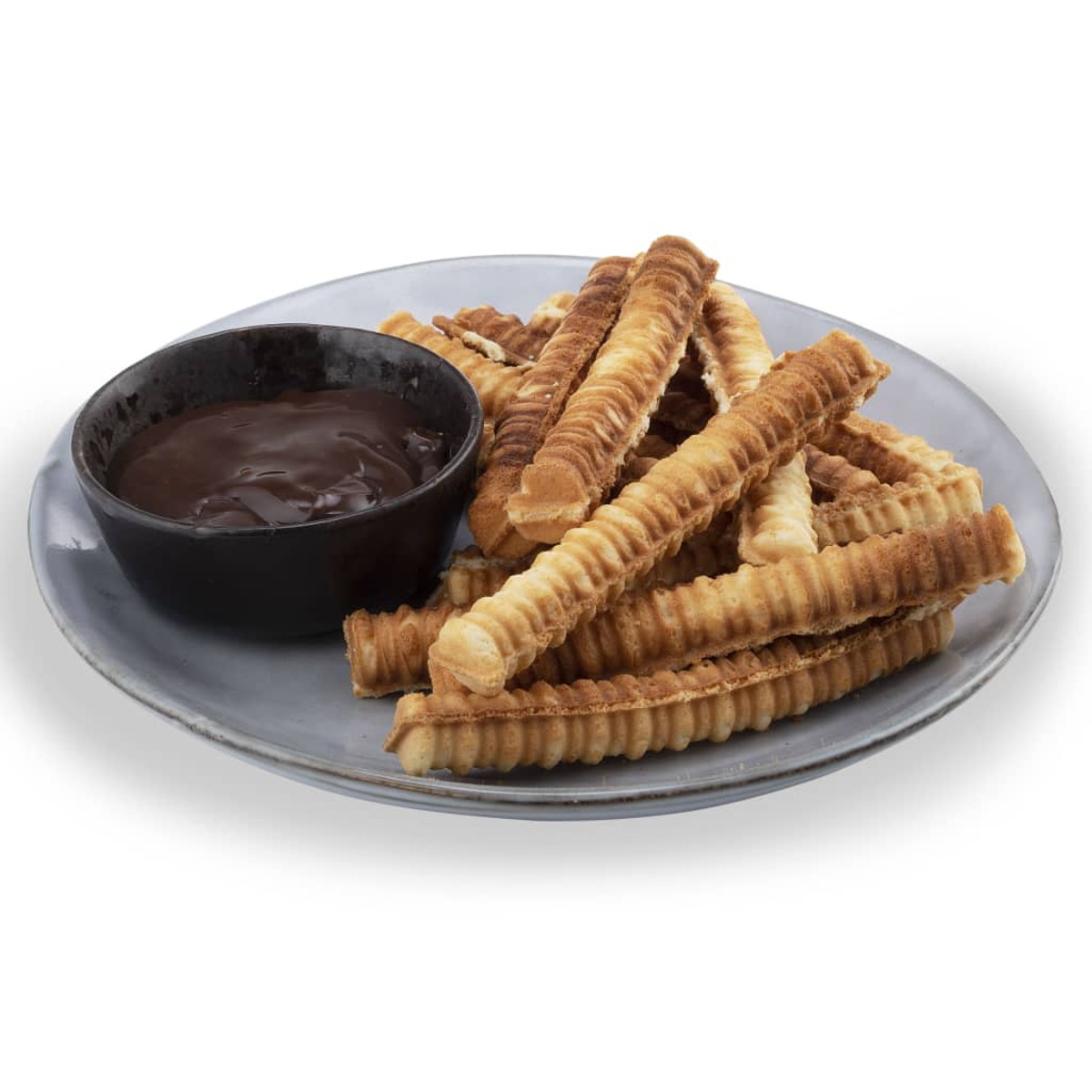 Un piatto di bastoncini di waffle con una piccola ciotola di salsa al cioccolato.