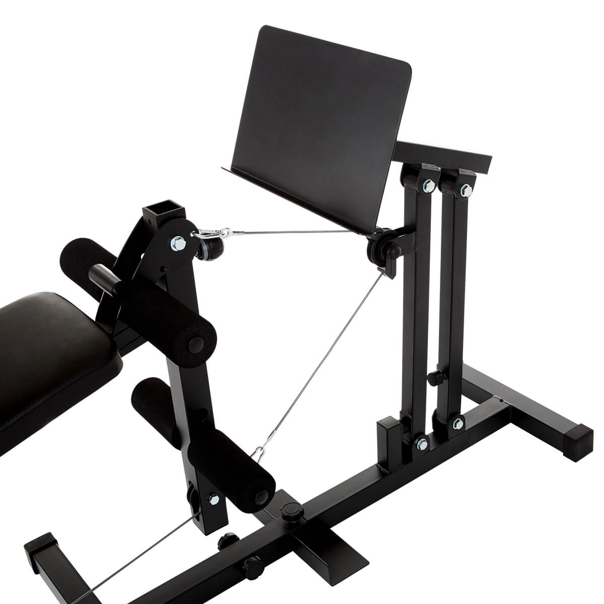 Schwarze Fitnessgeräte. Eine Beinpresse mit schwarzem Sitz, Rollen und einer Stützplatte.