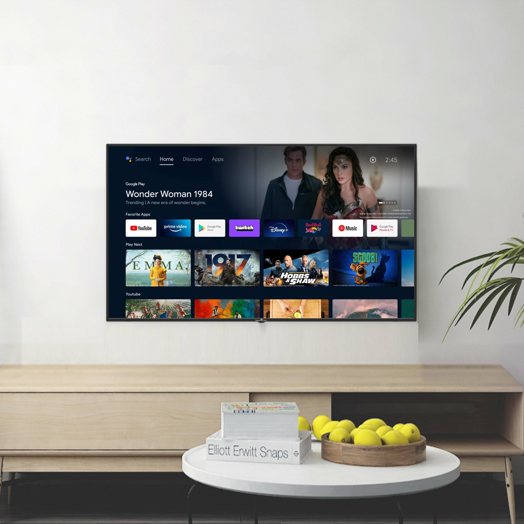 Una pantalla de TV que muestra Google Play y películas. Muestra una sala de estar moderna. Fondo blanco.