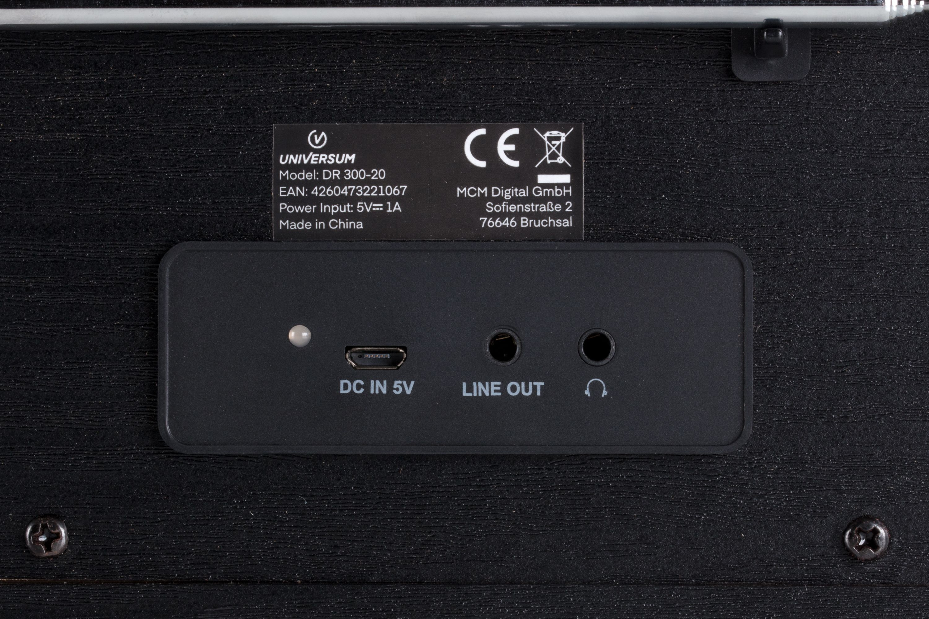 Nahaufnahme der Rückseite eines Radios mit Anschlüssen: DC in, Line out und Kopfhöreranschluss. Das Panel ist schwarz.