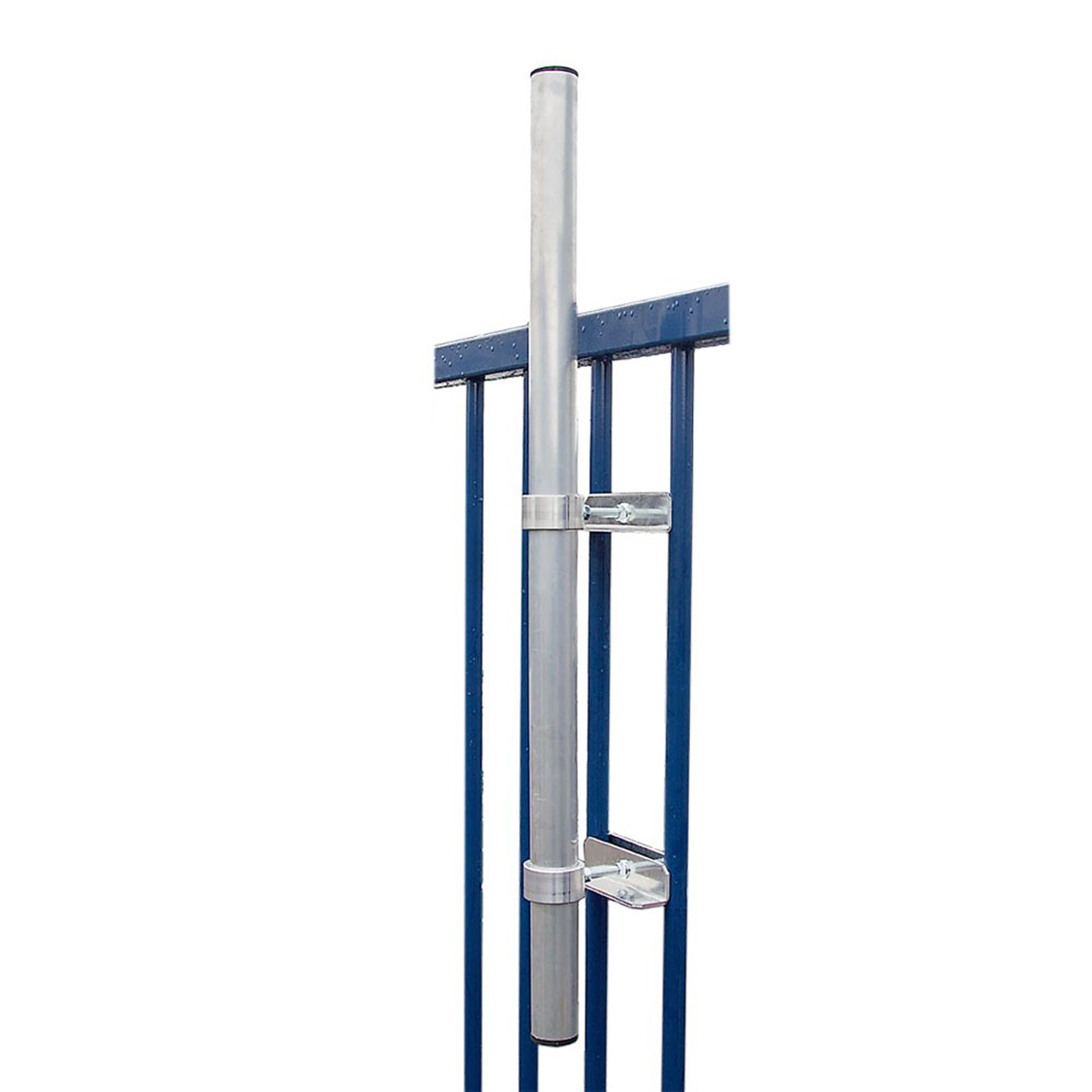 Blauer Metallstützmast, mit silbernem Rohr, das von Klemmen gehalten wird.