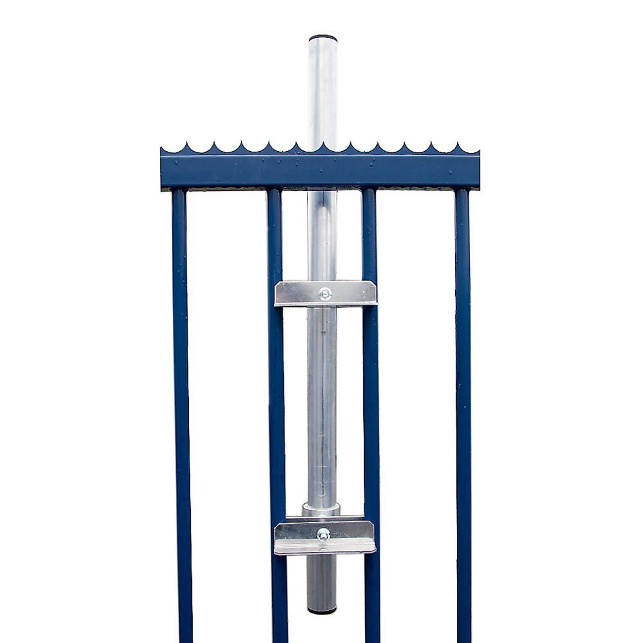 Ein blaues und silbernes Metalltor mit dekorativer Oberseite und vertikalen Stäben. Es ist vor weißem Hintergrund.