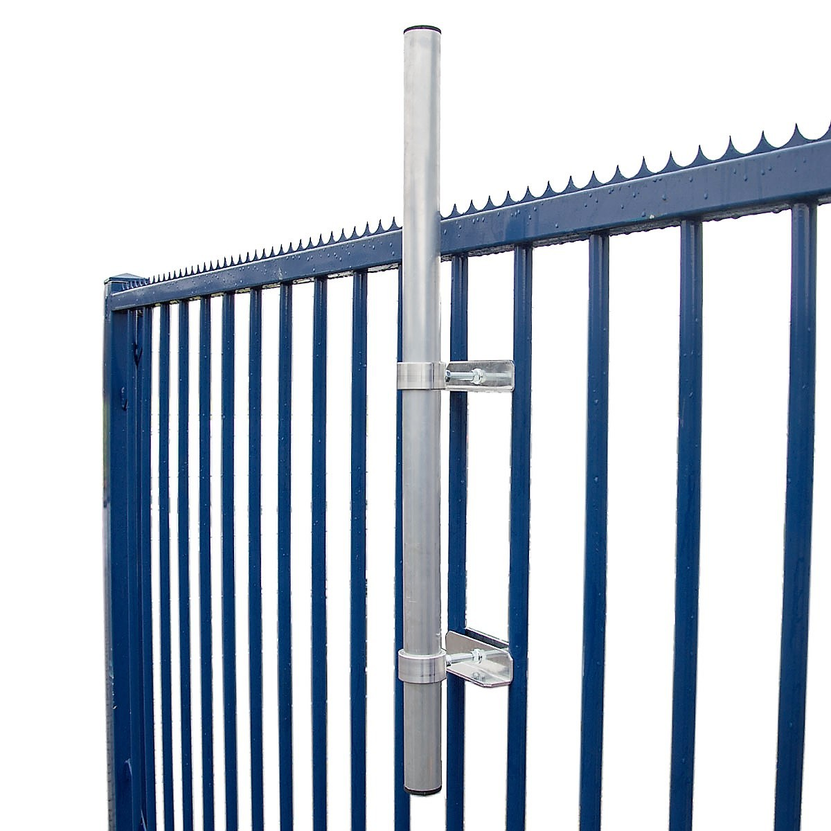 Ein Metallrohr, das mit Halterungen an einem blauen Zaun befestigt ist. Das Setup ist vor weißem Hintergrund.