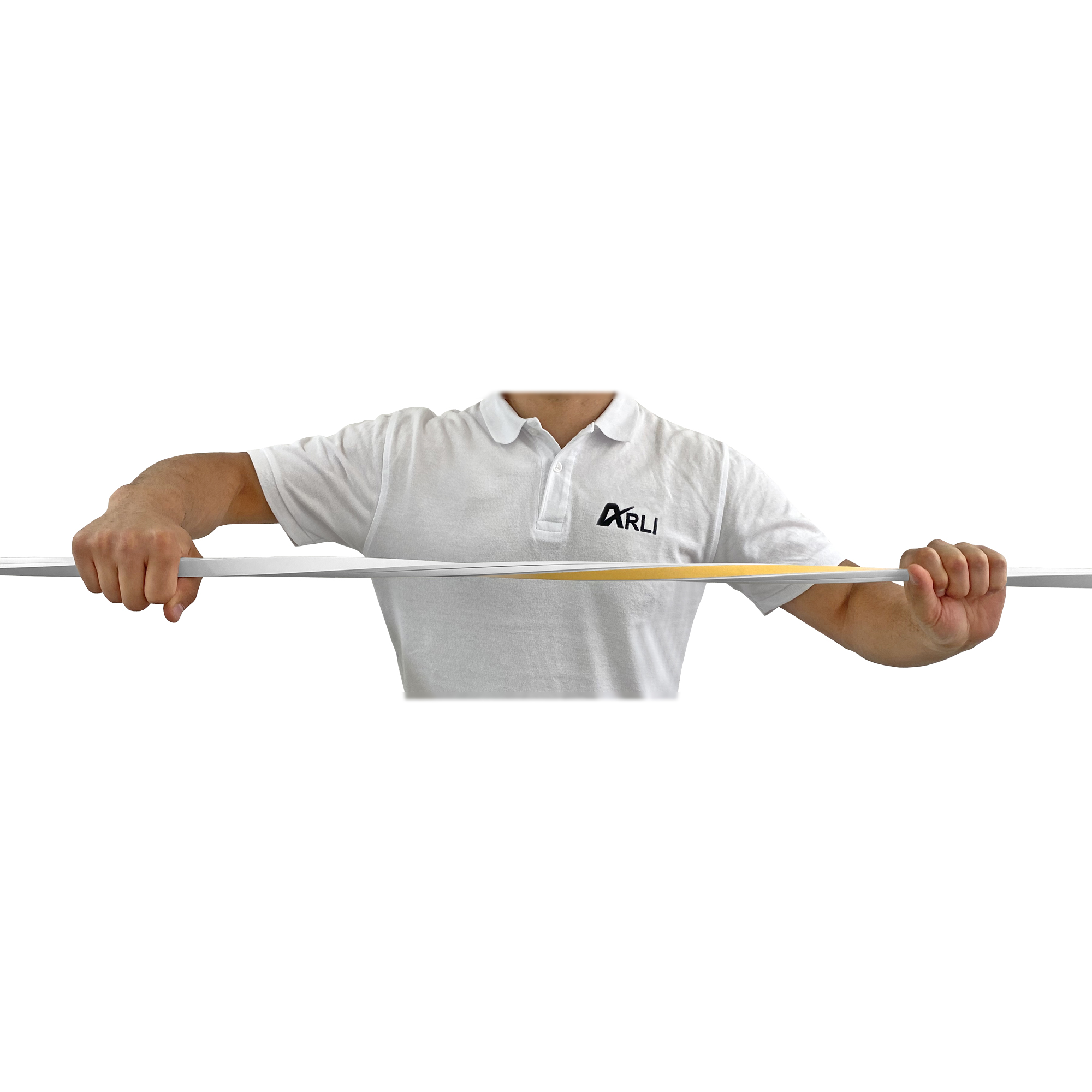 Ein Mann hält ein langes, gelbes Objekt. Er trägt ein weißes Poloshirt.