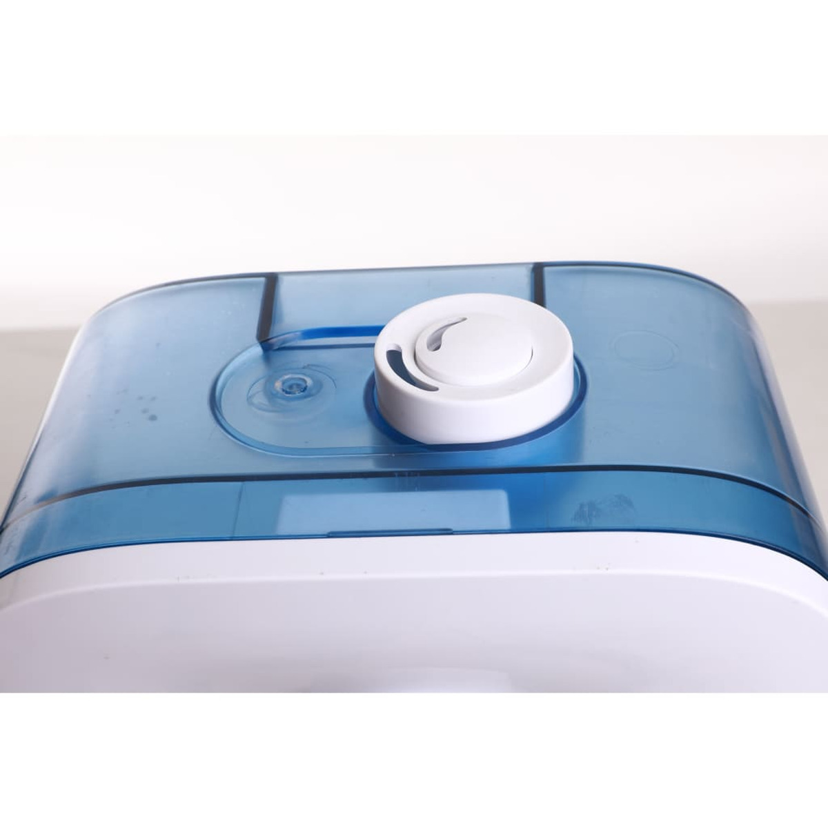 Biały i niebieski nawilżacz z białą tarczą na górze.