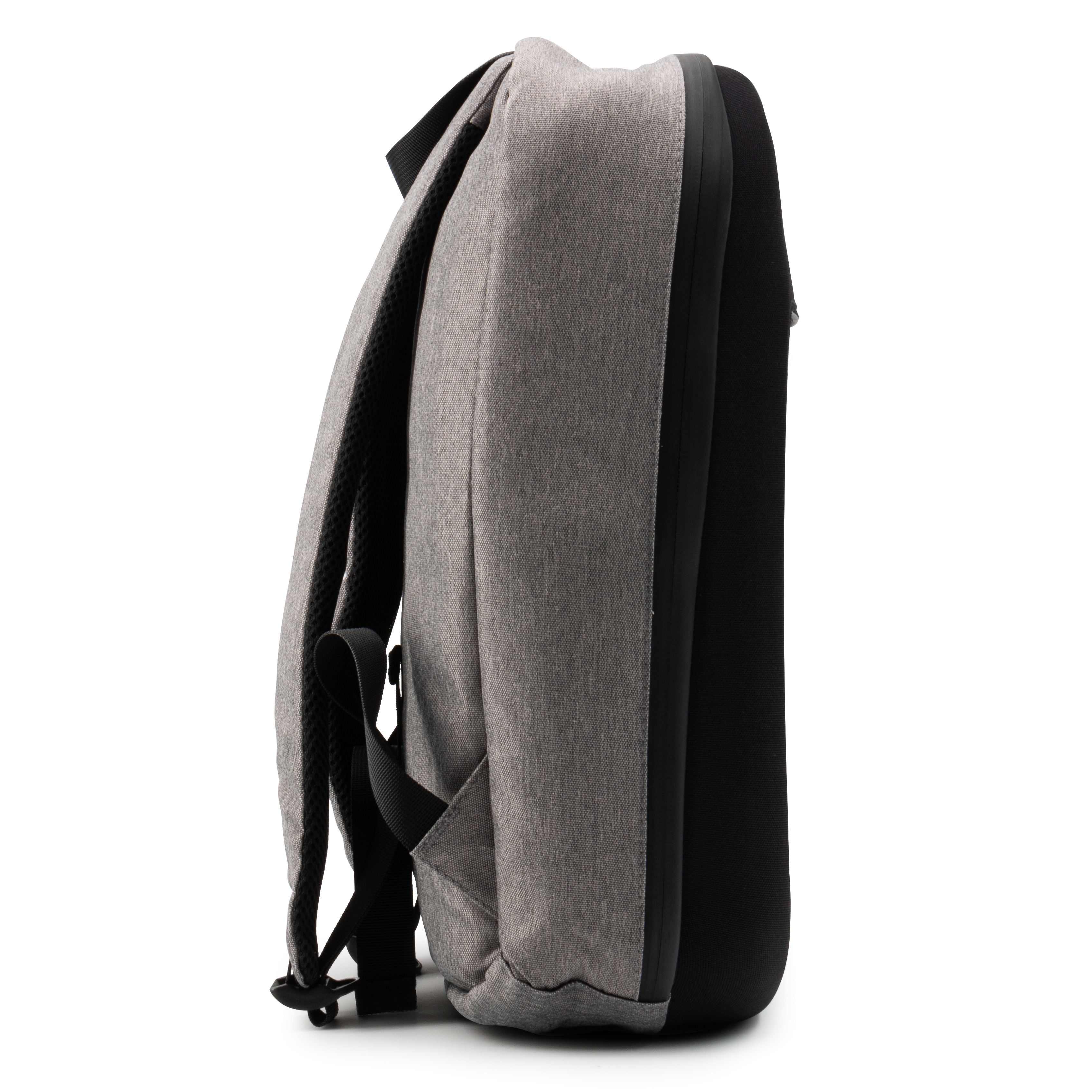 Grauer Rucksack, Seitenansicht. Schwarze Riemen und Rückwand. Weißer Hintergrund.
