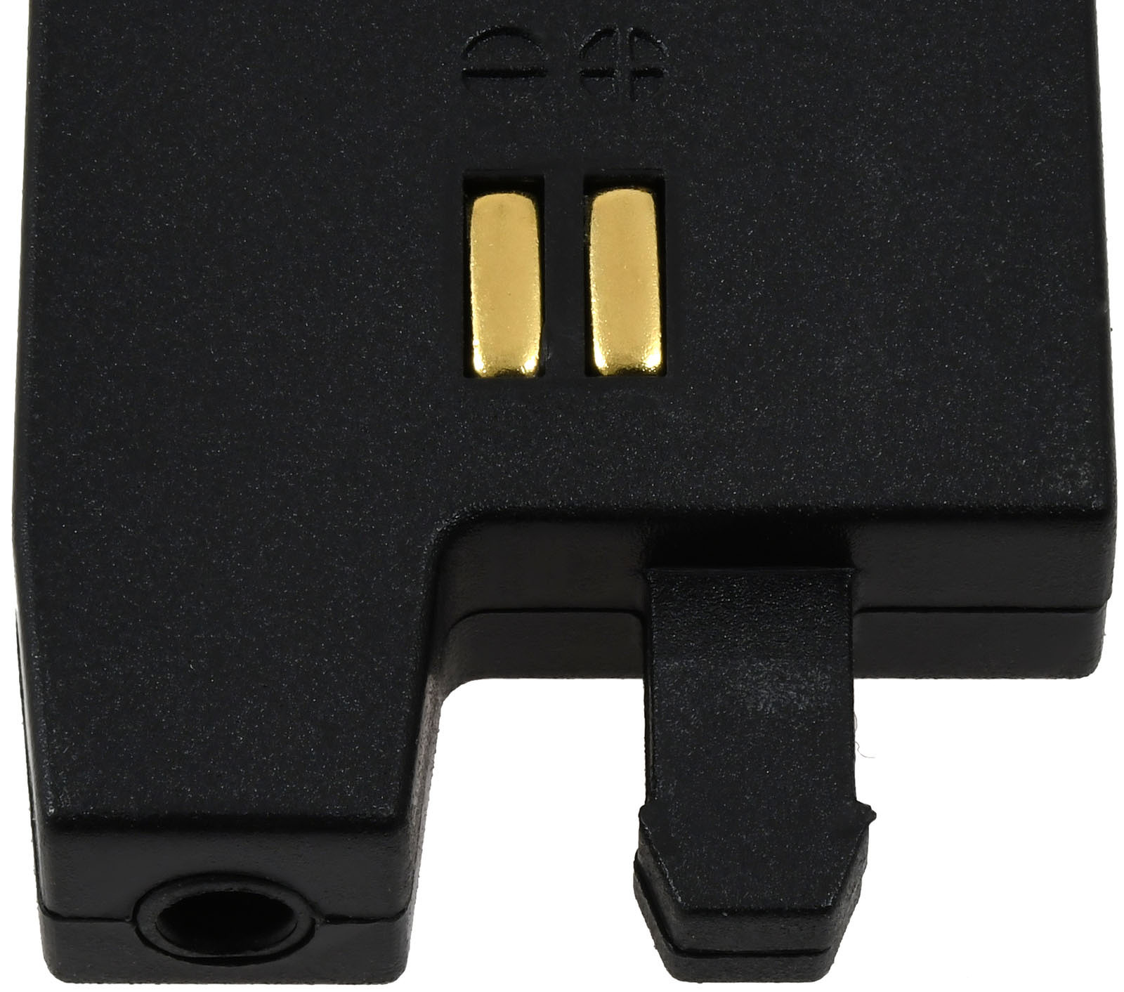 Schwarze Telefonkomponente mit zwei Goldkontakten und einem schwarzen Steg.