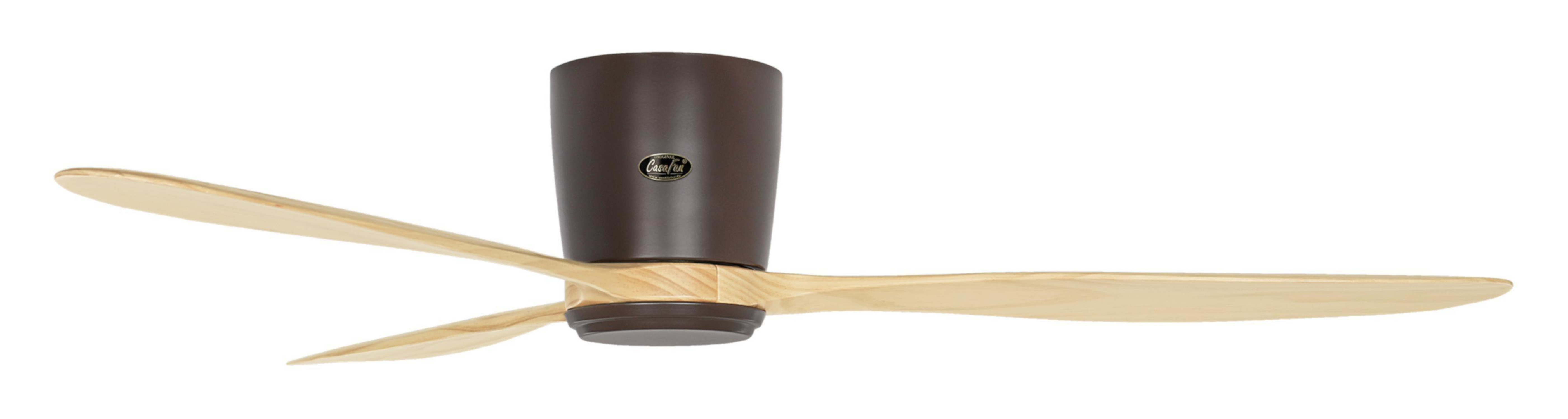 Deckenventilator mit drei Holzblättern, braunes Motorgehäuse. Der Ventilator steht vor weißem Hintergrund.
