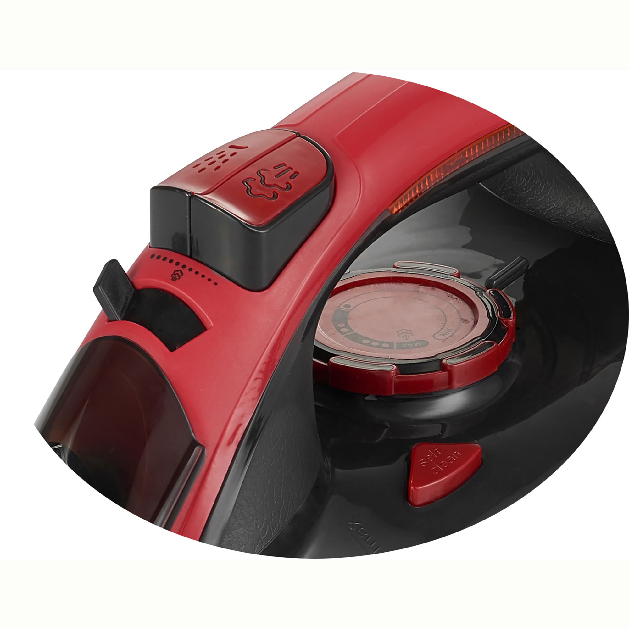 Zbliżenie czerwonego żelazka z przyciskami, czarnymi detalami i regulatorami pary.