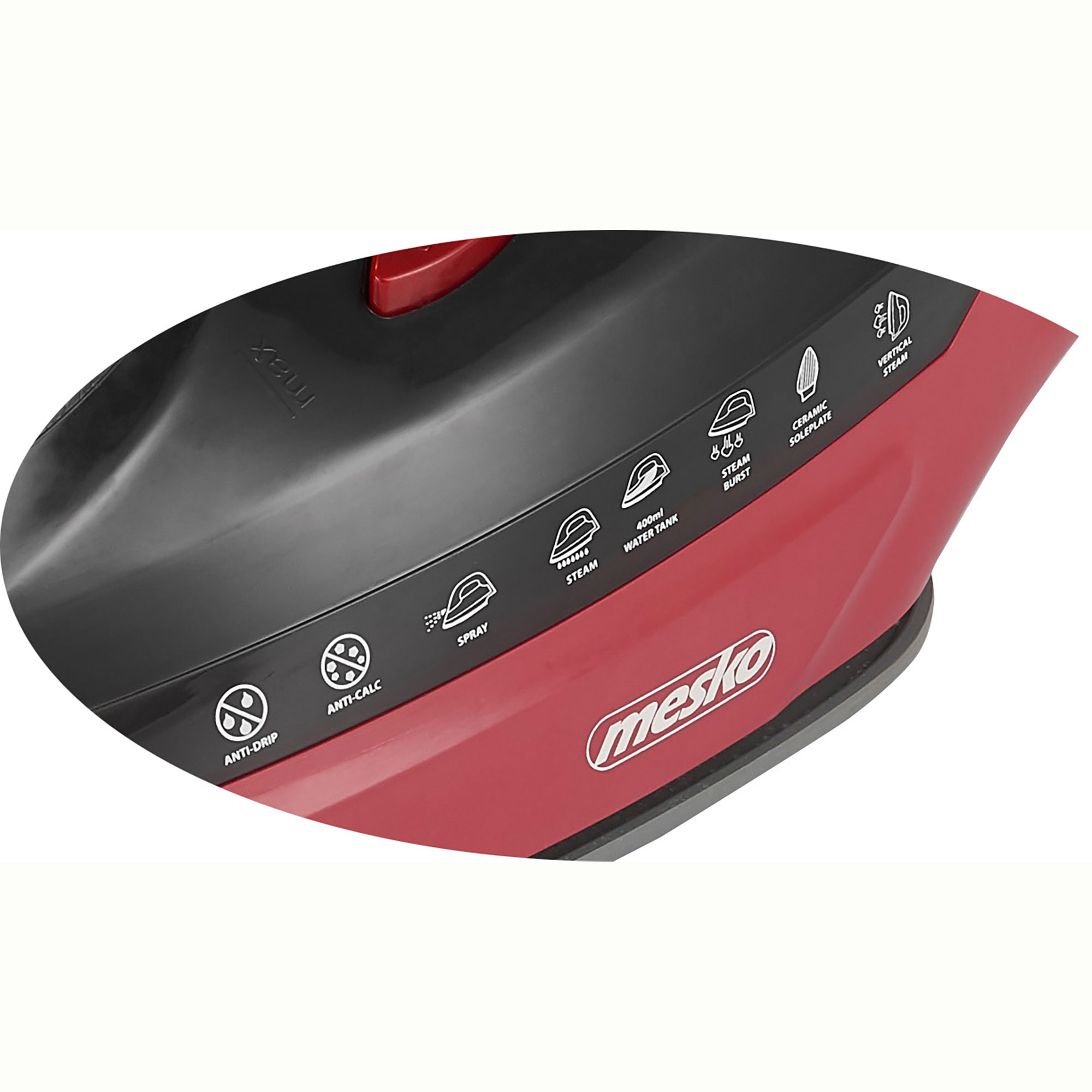 Czerwone i czarne żelazko z ikonami wskazującymi funkcje: spryskiwanie, para, anti-calc itp. Zbliżenie.