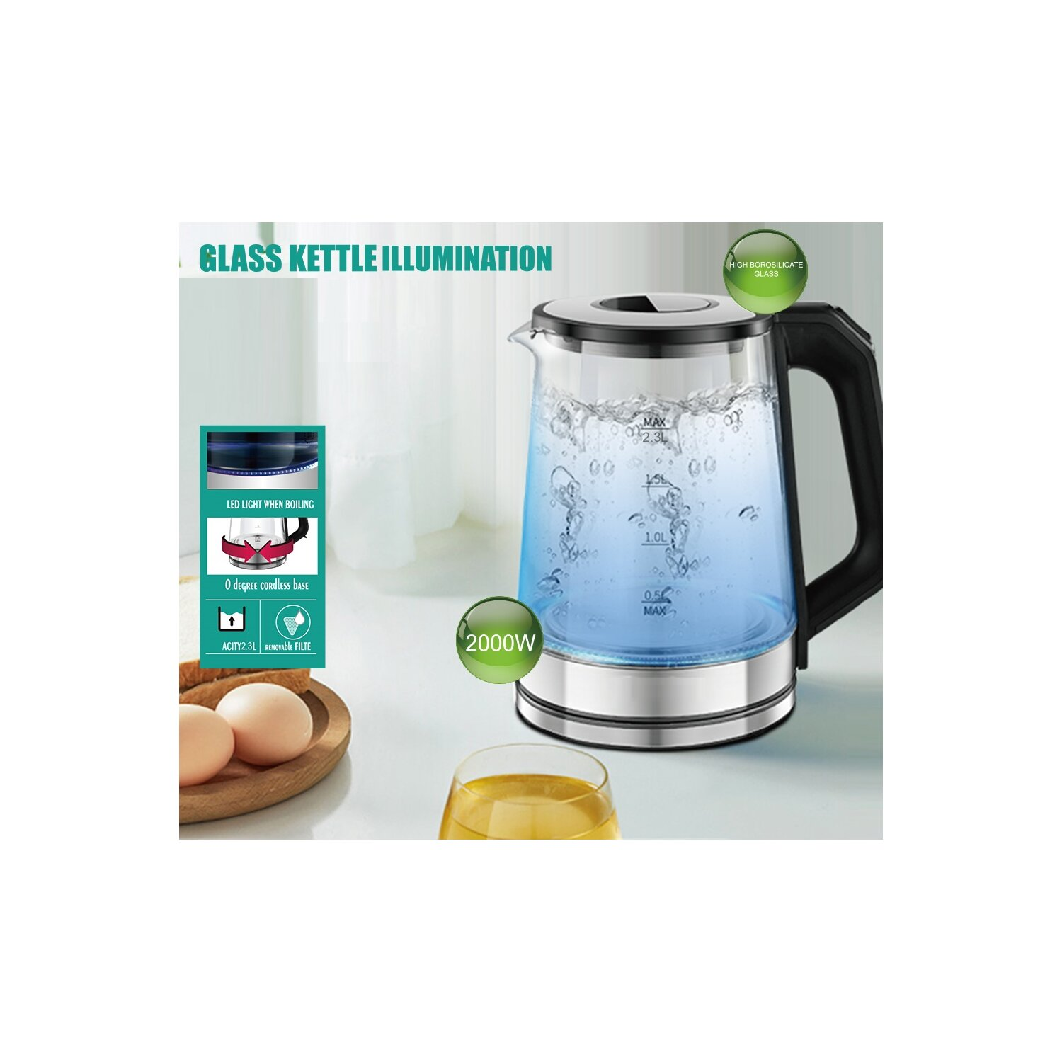 Glaskessel mit blauem Licht und Wasser, zwei Eier, ein Glas Saft.
