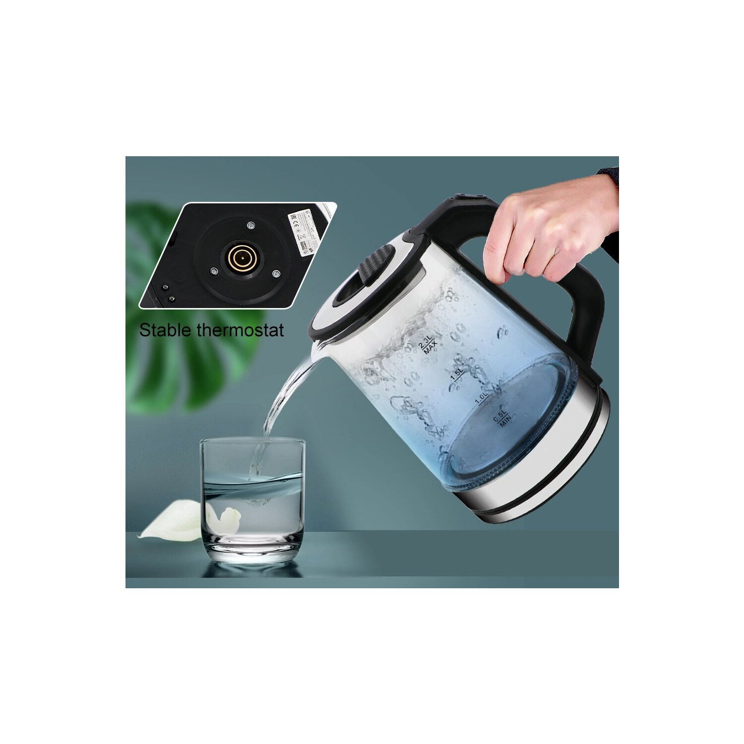 Ein klarer elektrischer Glaskessel, der Wasser in ein Glas gießt. Ein schwarzer Griff ist sichtbar.