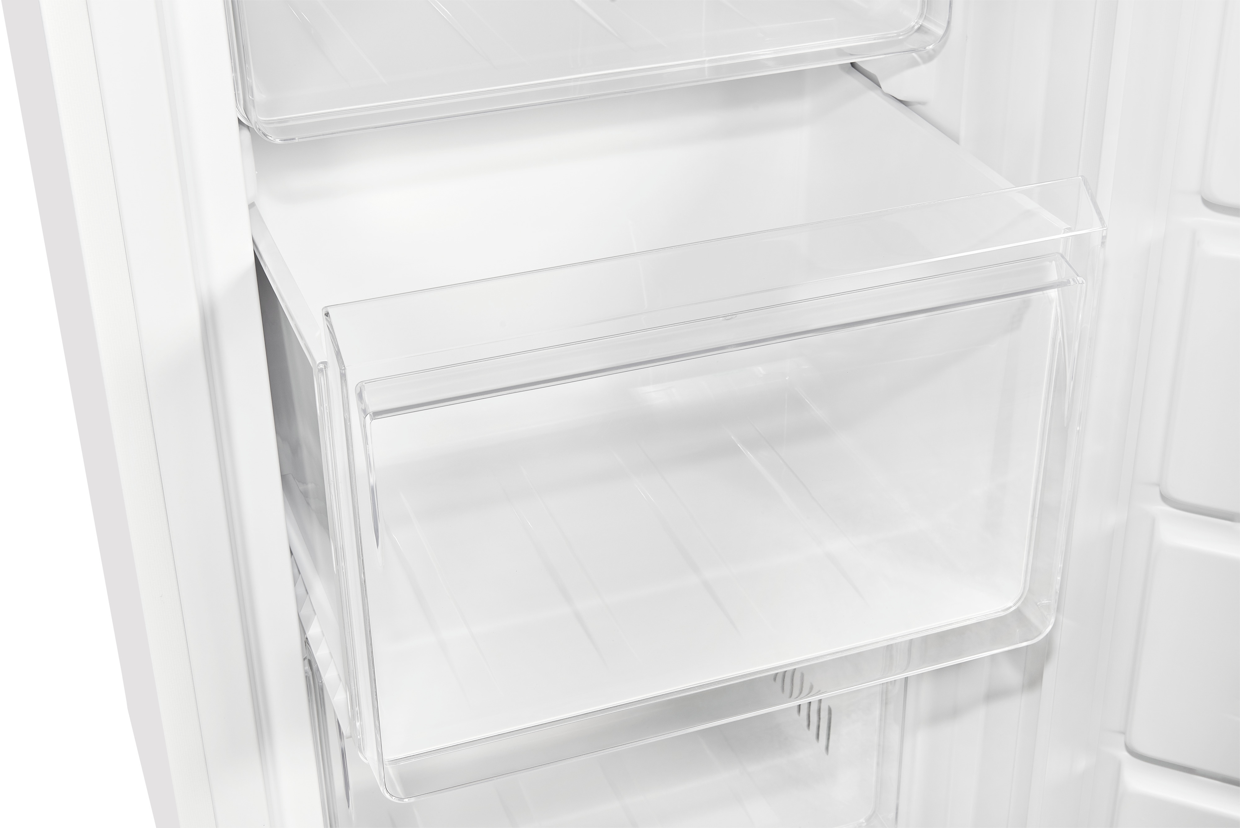 Kühlschrankinnenraum, transparente Kunststoffschubladen. Weißer Innenraum. Gut beleuchtet.