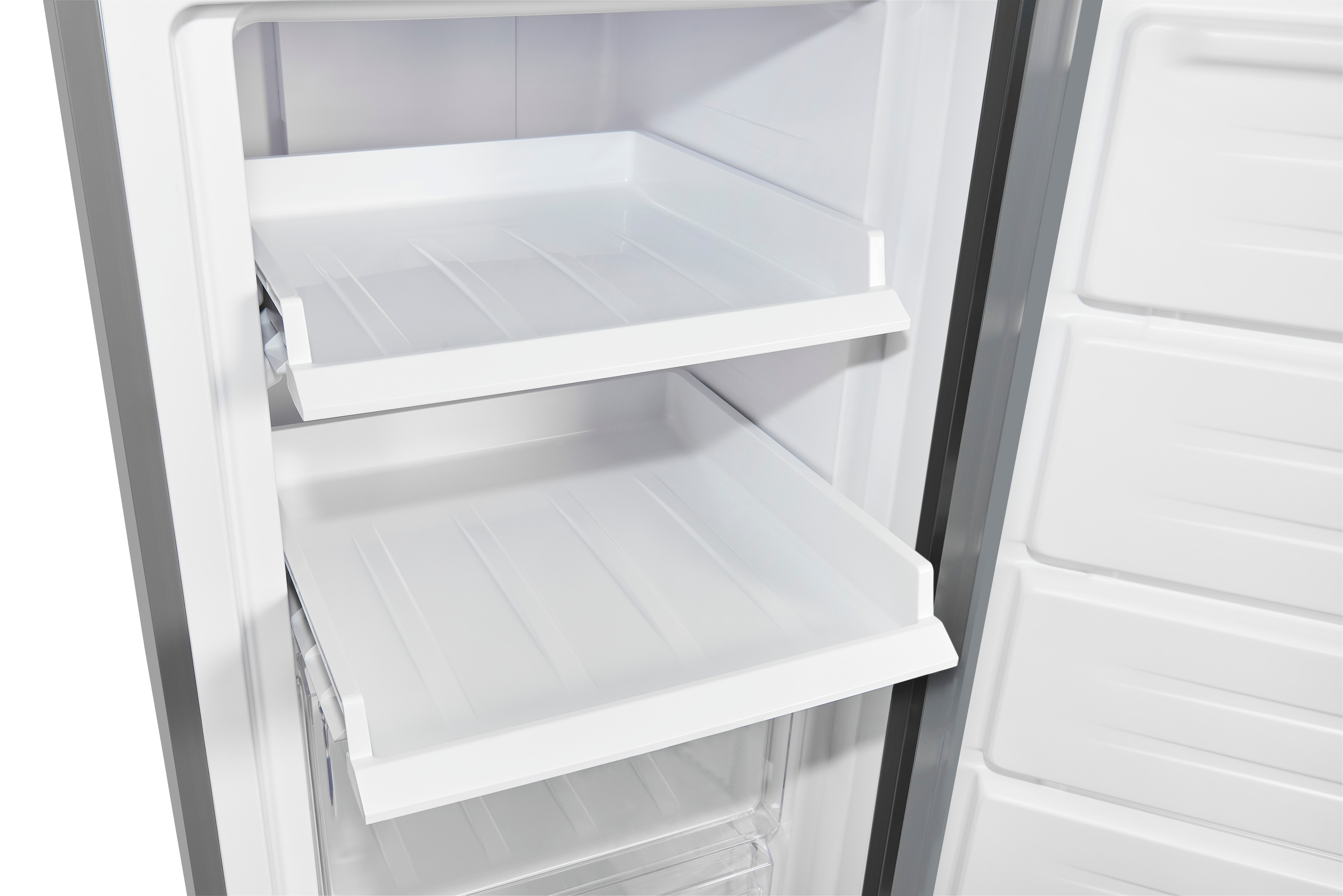 Dos estantes blancos de refrigerador en un refrigerador gris.