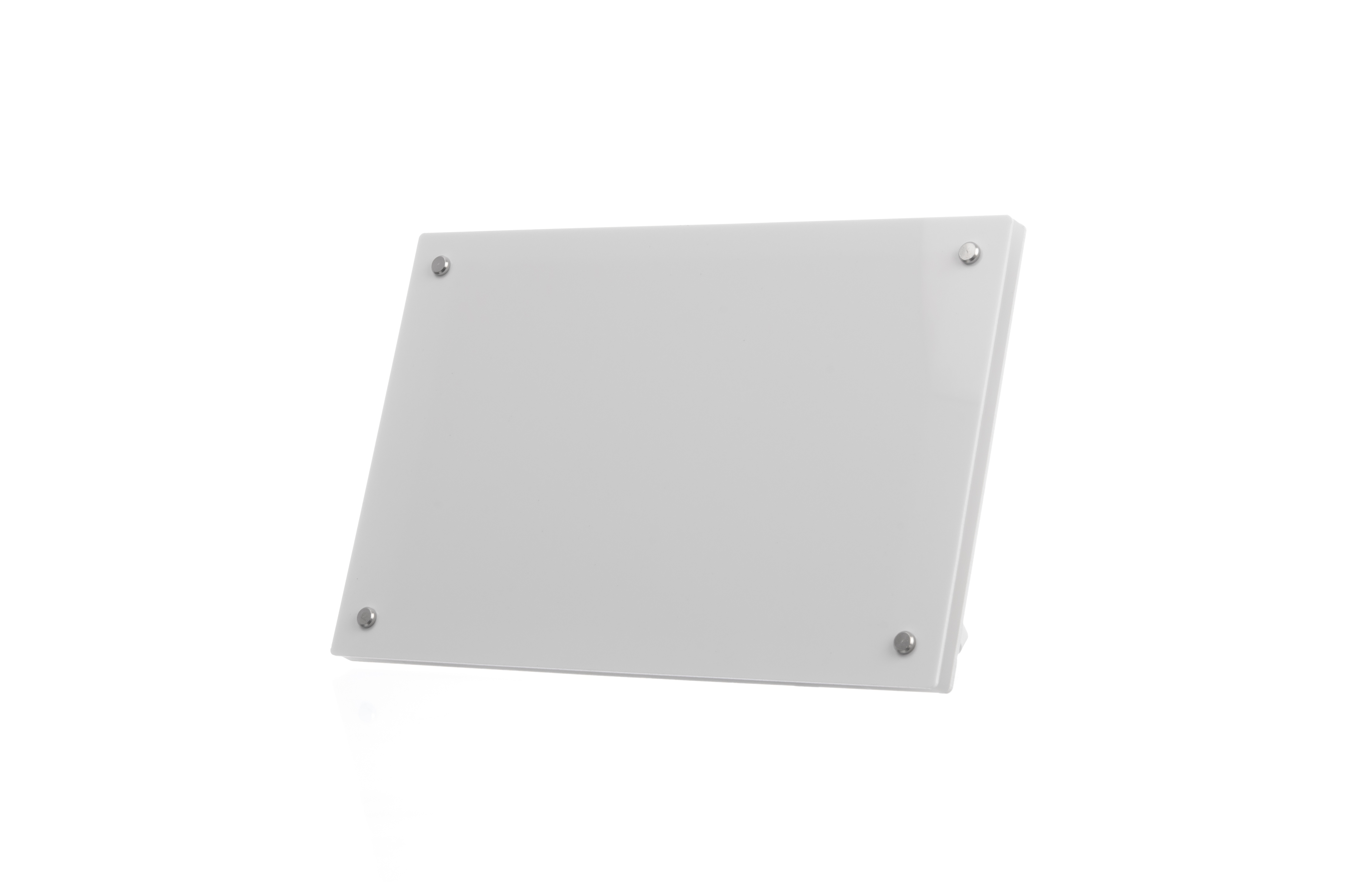 Un objeto rectangular blanco, posiblemente una pizarra, con cuatro tornillos sobre un fondo blanco.