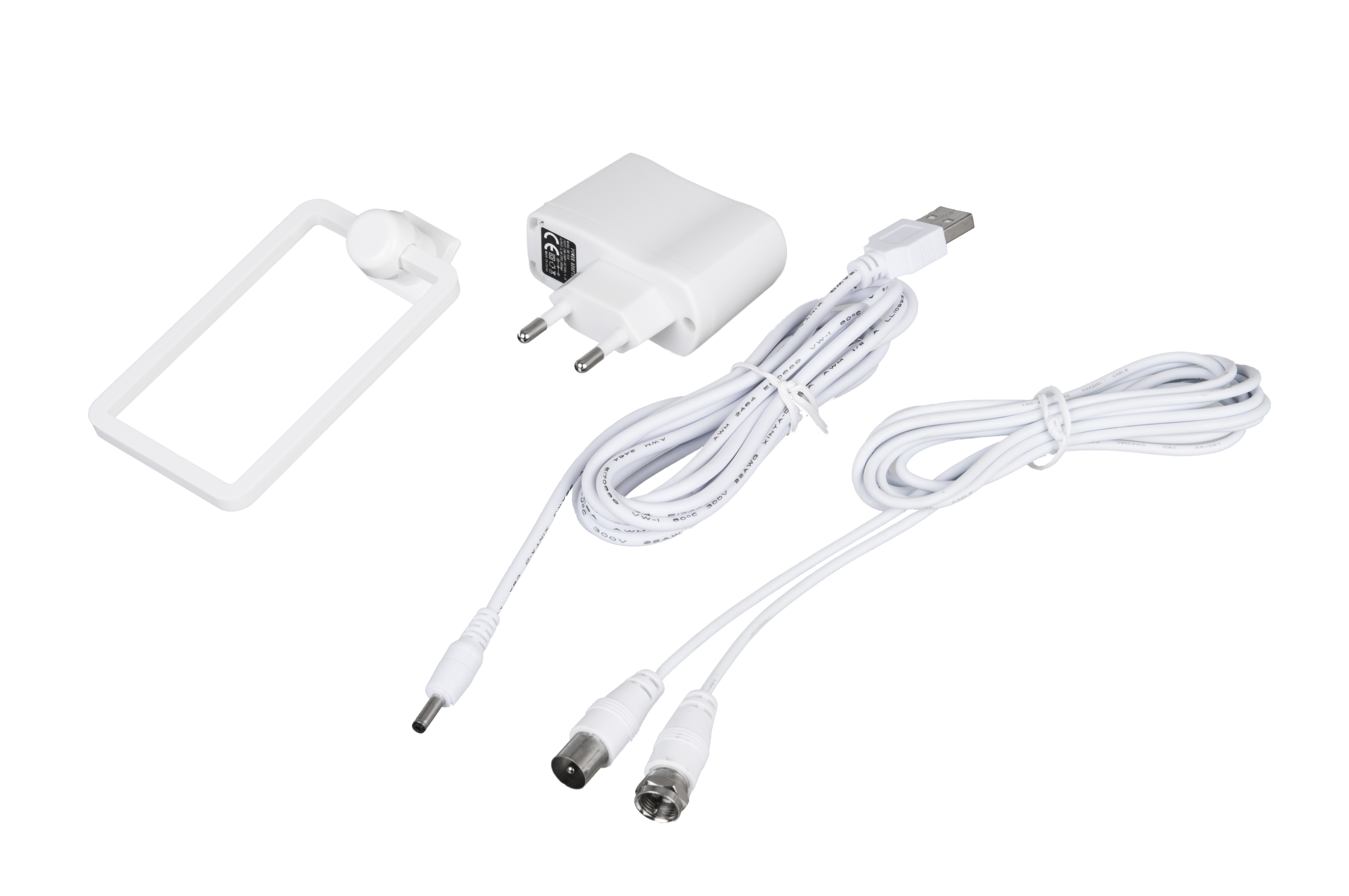 Una antena blanca con un adaptador de corriente blanco, un cable USB y un cable coaxial.