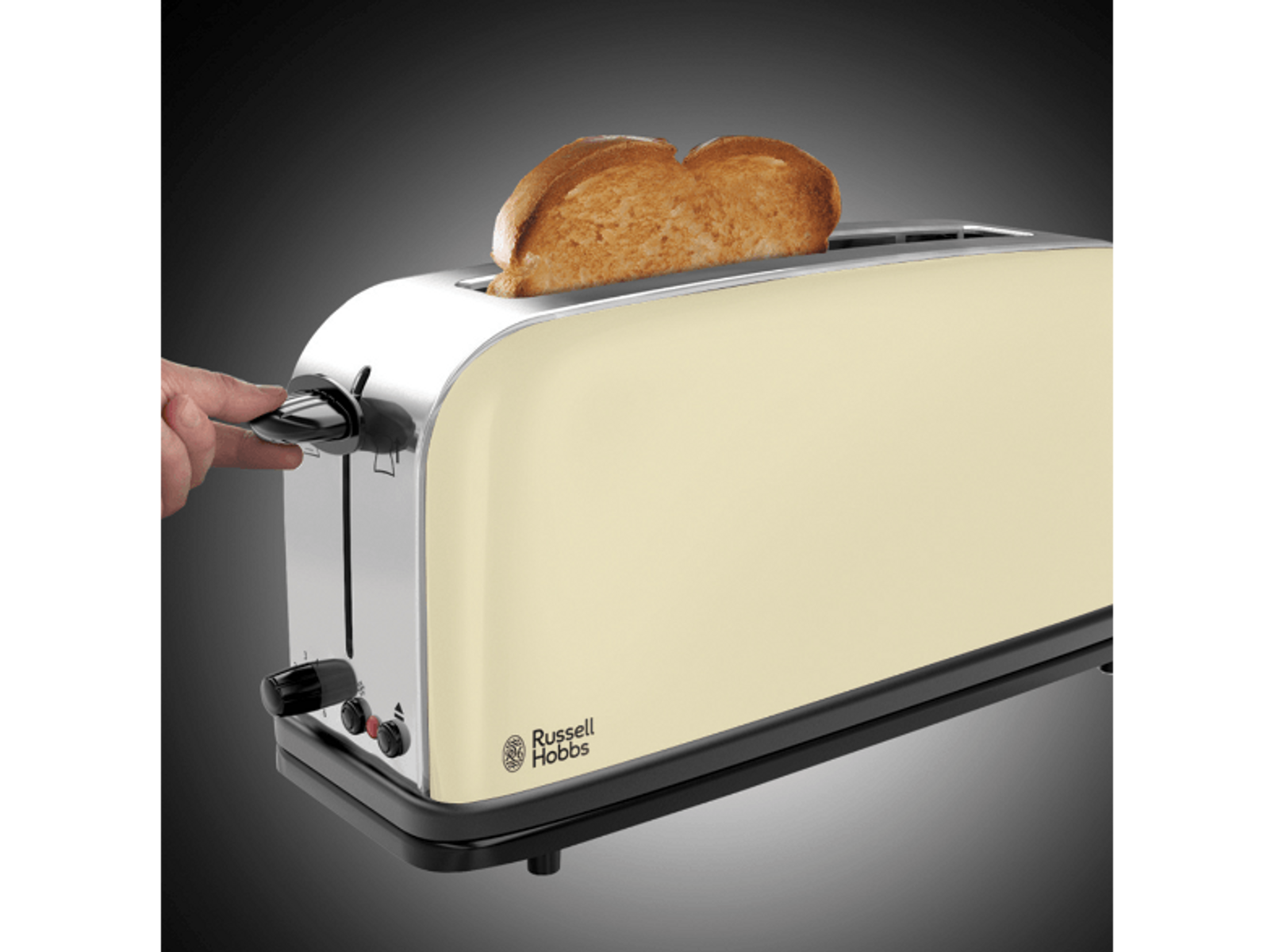 Toster z tostami w środku. Ręka naciska dźwignię. Kremowy i srebrny design.