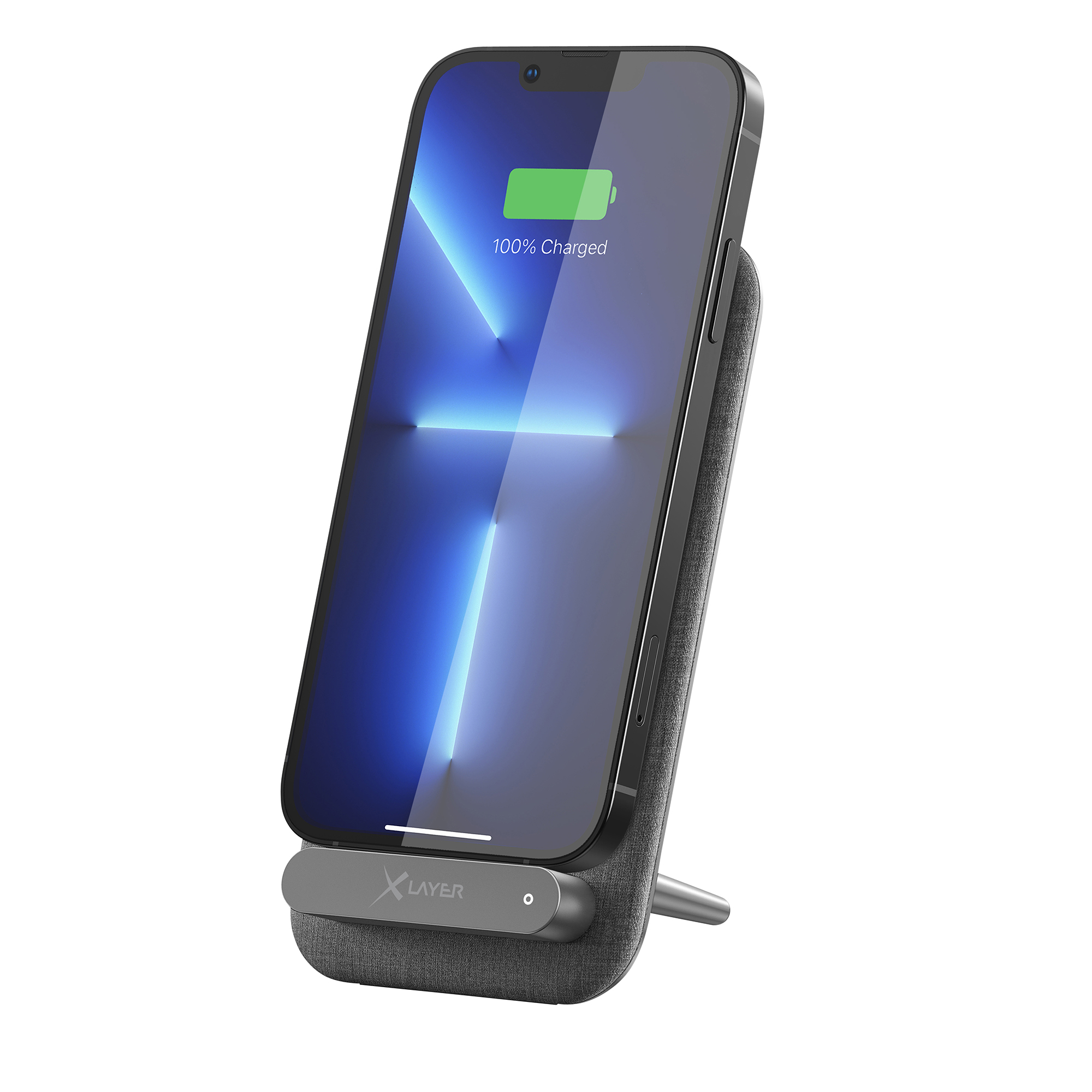 Telefon lädt auf einem grauen kabellosen Ladegerät. Der Telefonbildschirm zeigt 100% geladen. Weißer Hintergrund.