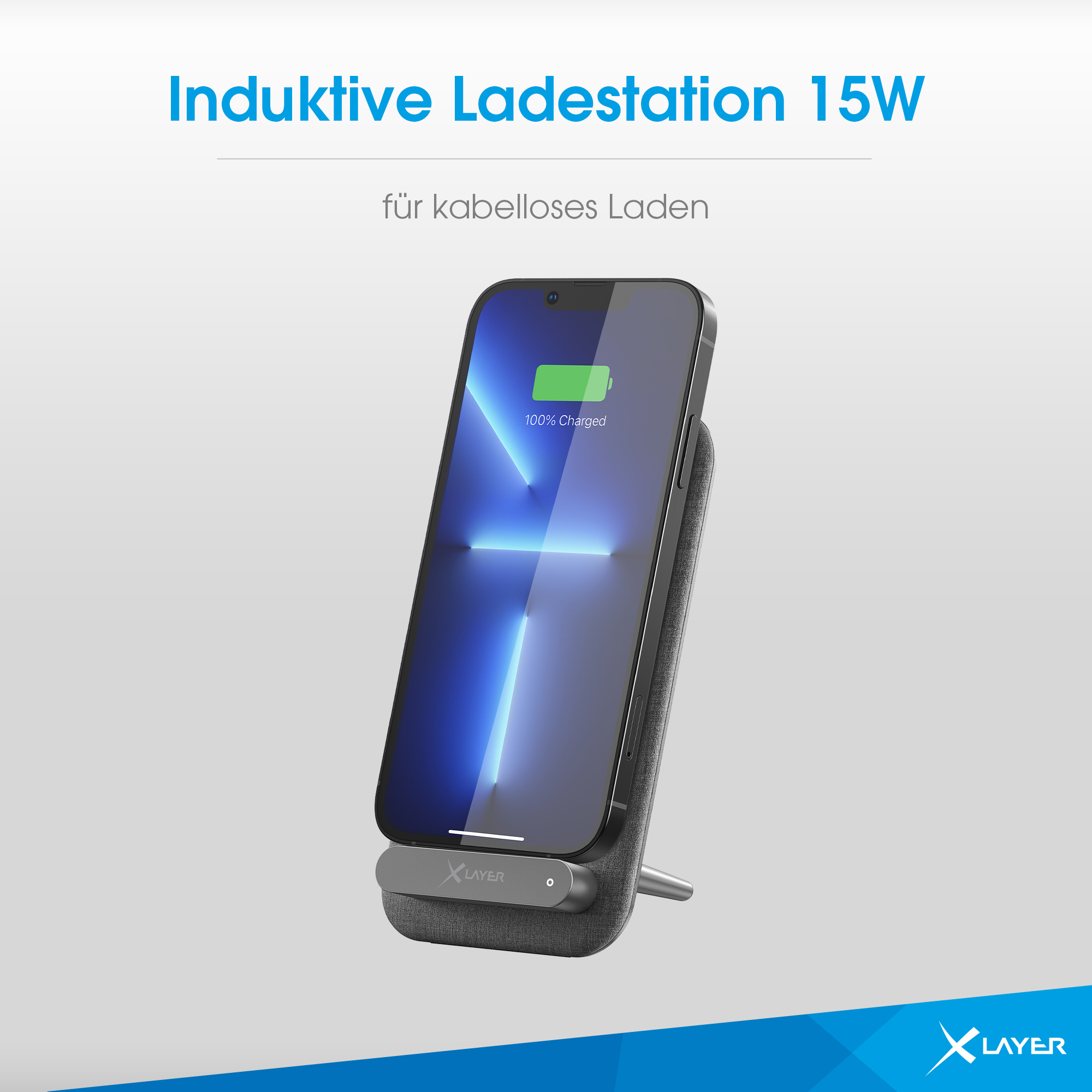 Ein schwarzes Smartphone, das auf einem grauen, kabellosen Ladepad geladen wird.