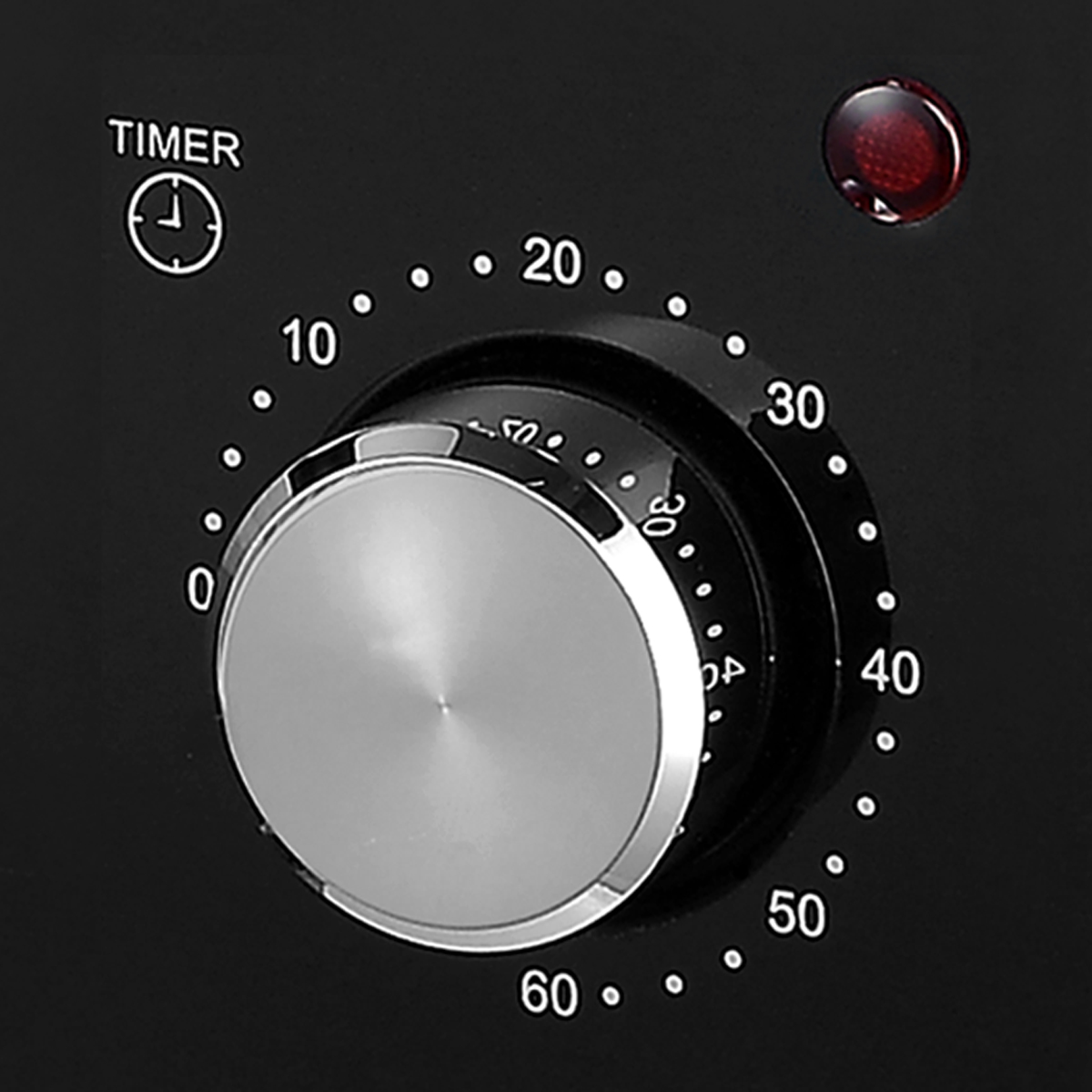 Un timer nero con quadrante argentato e luce rossa.