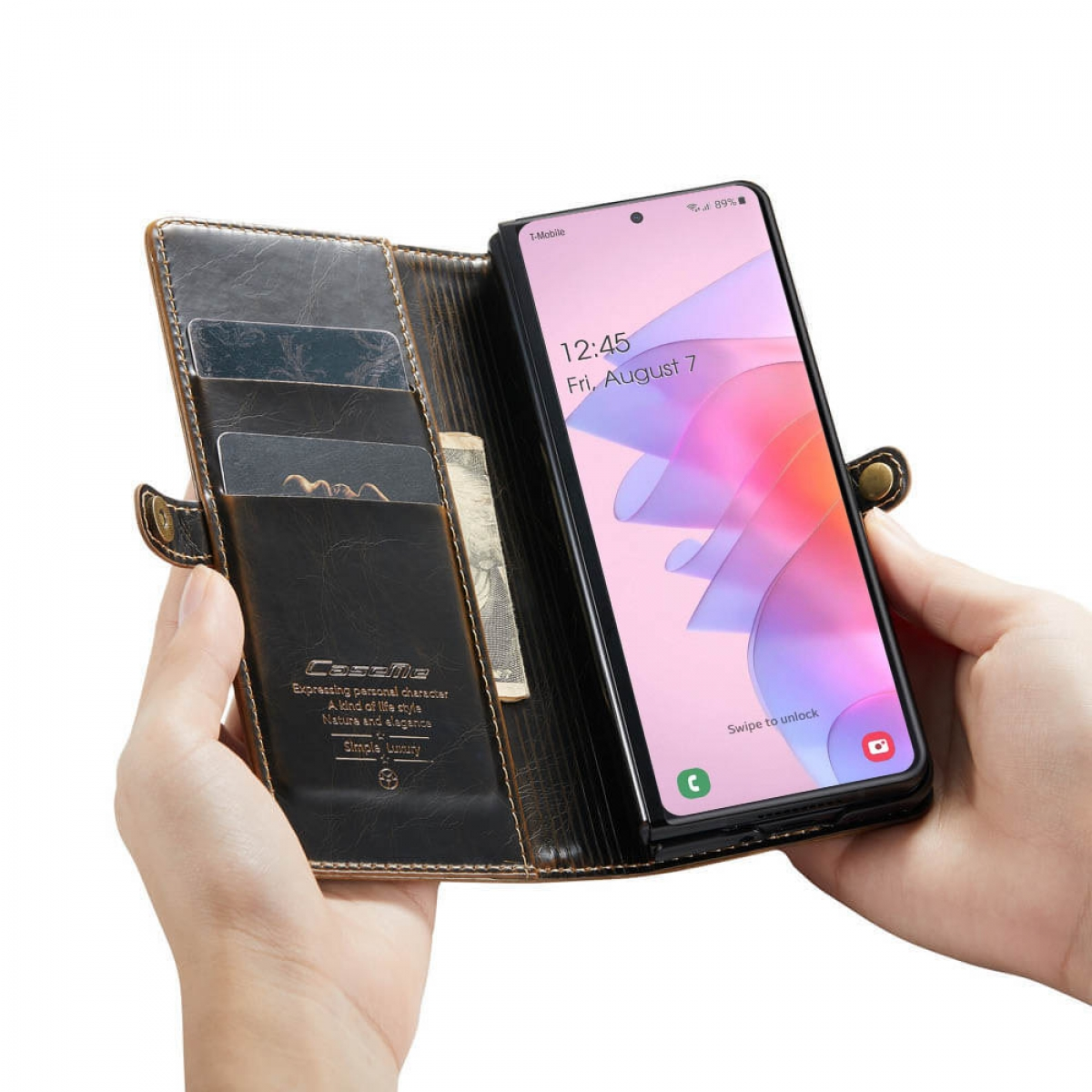 Ein Telefon in einer Leder-Geldbörsenhülle mit Kartenfächern und Knopf.