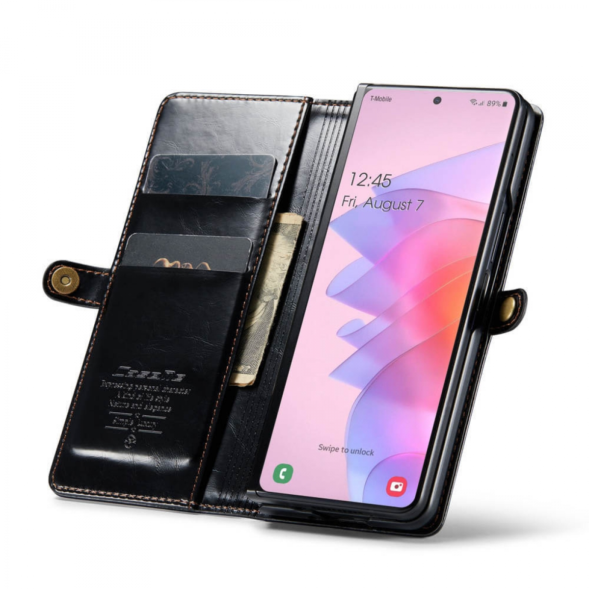 Eine schwarze Leder-Handyhülle mit Telefon, Karten und Geldschein. Goldener Knopfverschluss.