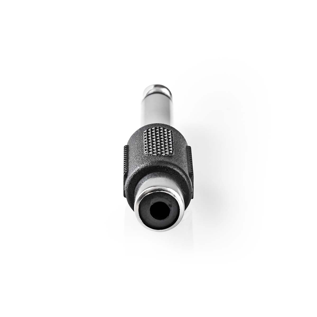 Adaptador de conector de audio negro y plateado sobre fondo blanco.