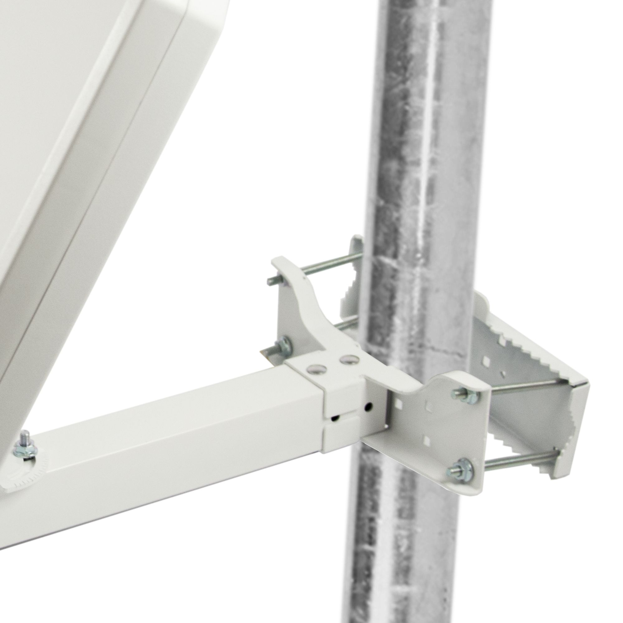 Weiße Satellitenschüssel-Montagehardware. Enthält einen Arm, eine Halterung und eine Pfostenbefestigung.
